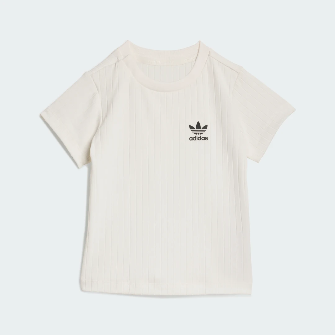 Detalle 2 de Conjunto Adidas de canalé ancho Regular: camiseta y pantalón corto en negro