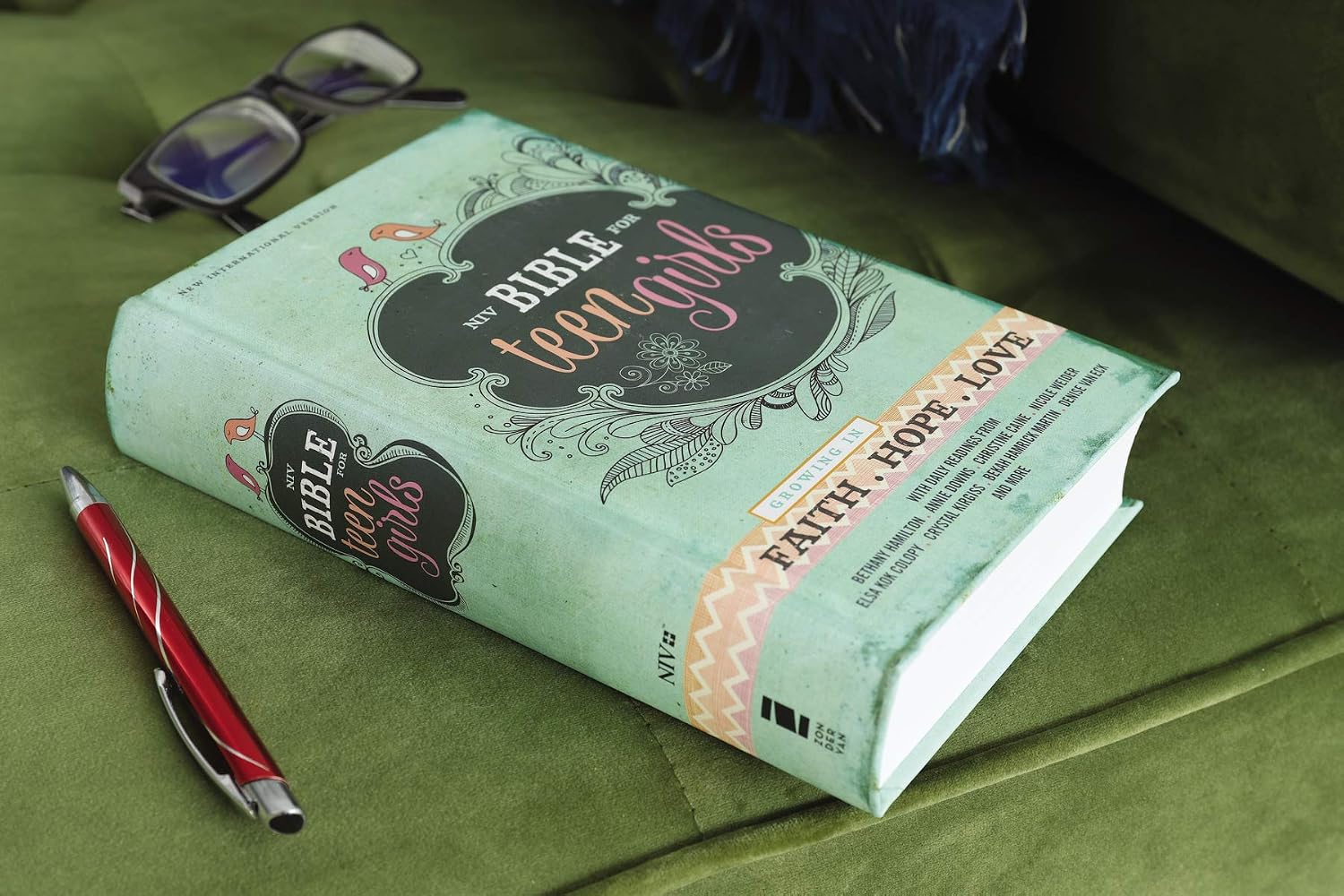 Detalle 2 de Zondervan NIV Bible for Teen Girls, Hardcover with Daily Readings and Life Advice