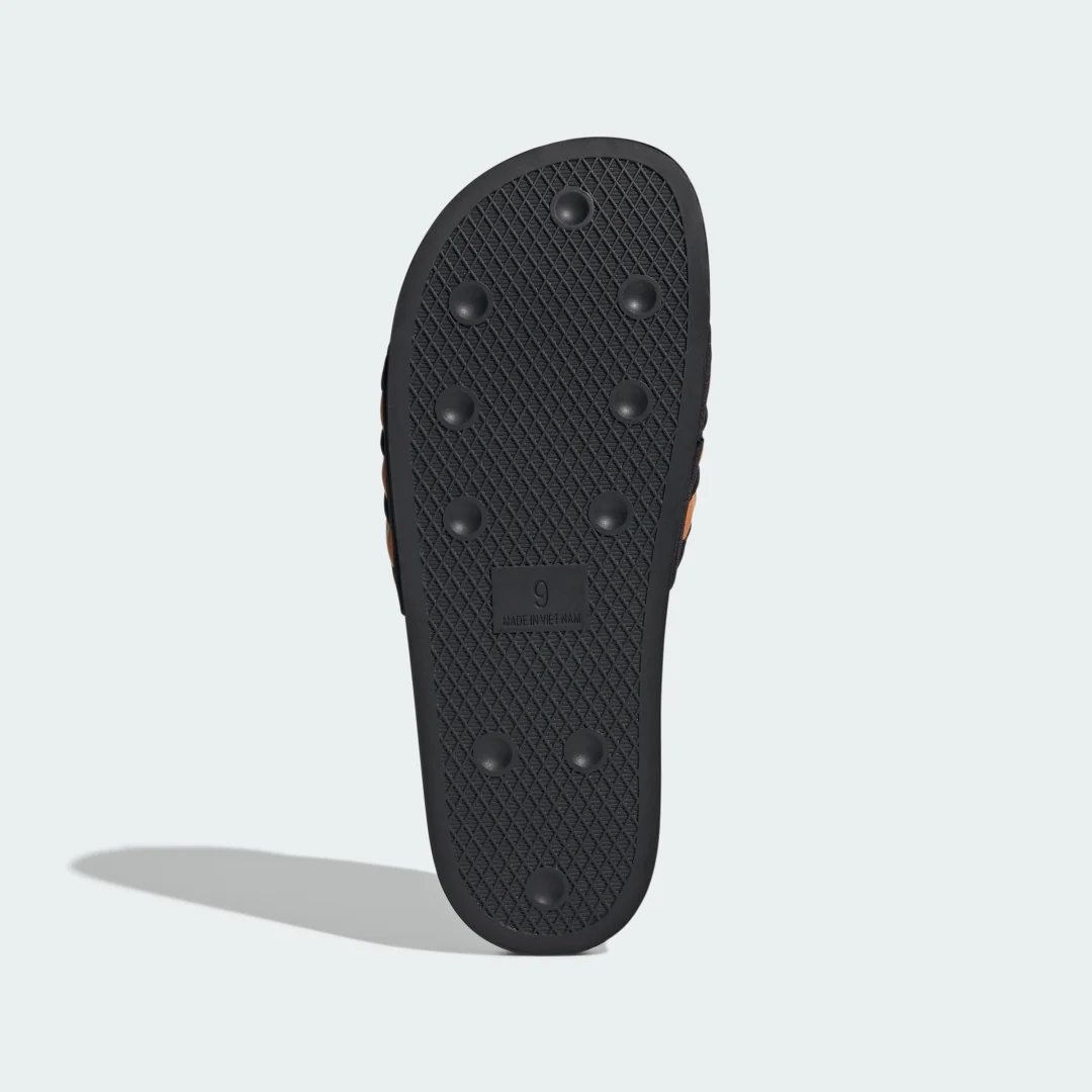 Detalle de Chancla Adilette de Adidas en negro — comodidad y estilo casual
