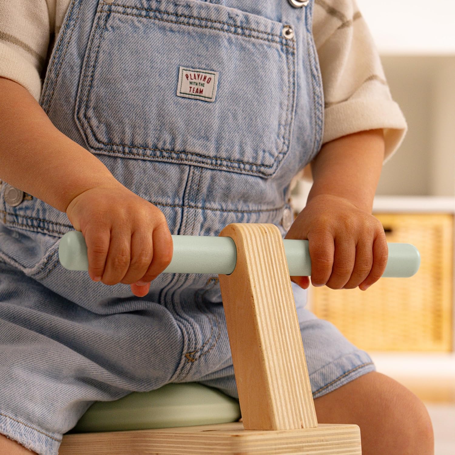 Detalle 2 de TP Toys Active Tots Wooden Toddler Bouncer: durable FSC wooden jumper for 12+ months