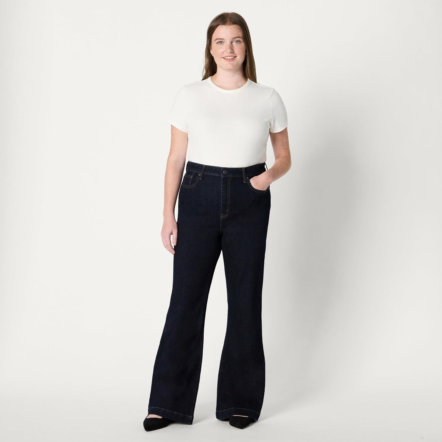 Thumbnail 6 de Amazon Essentials Women's High-Stretch Flattering High-Rise Flared Jeans
