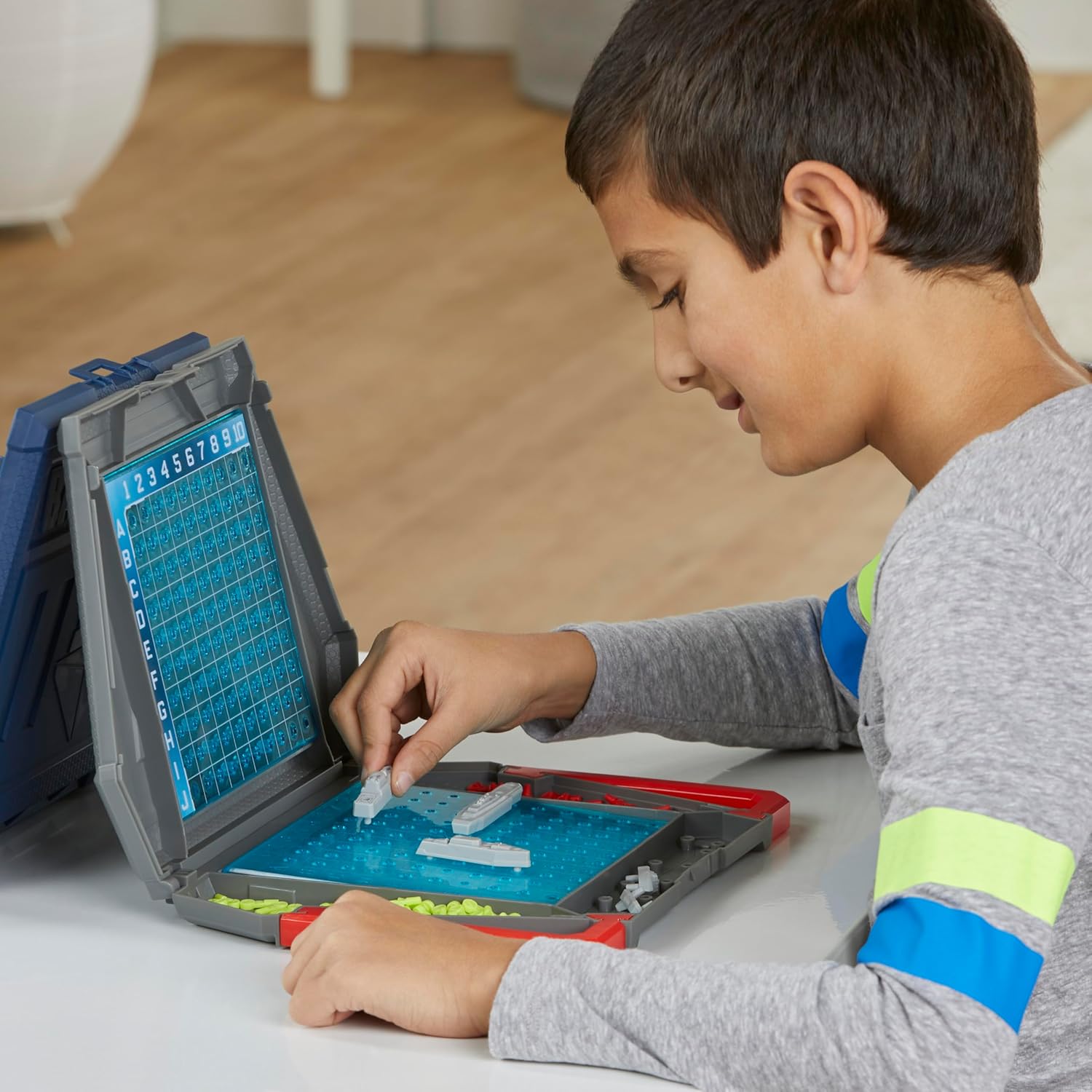 Detalle de Hasbro Gaming Battleship Classic 2人用戦略ボードゲーム、持ち運びやすくサルボ機能を搭載