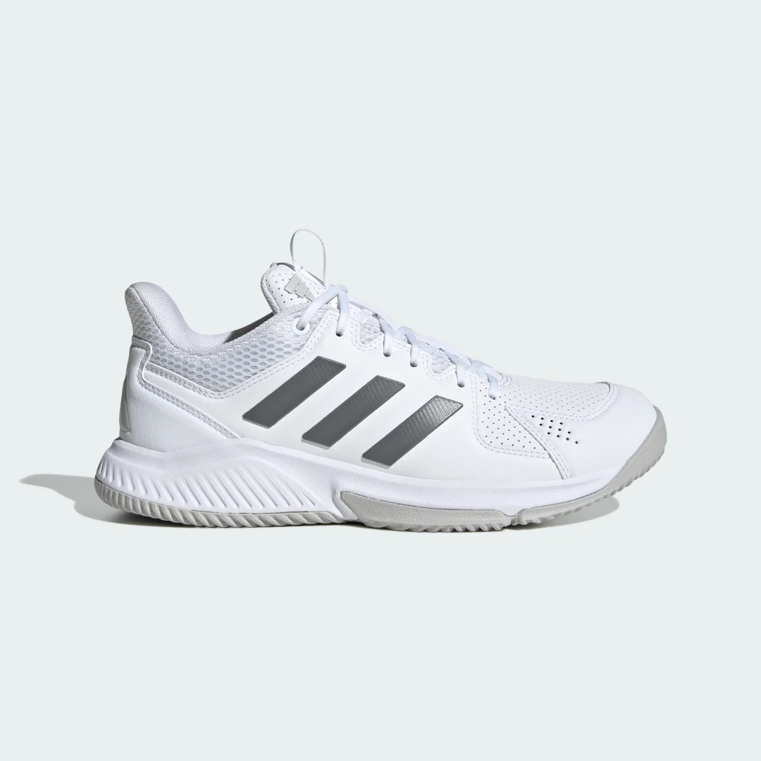 Detalle de Zapatilla Court Flight de Adidas: estilo clásico y confort para uso diario