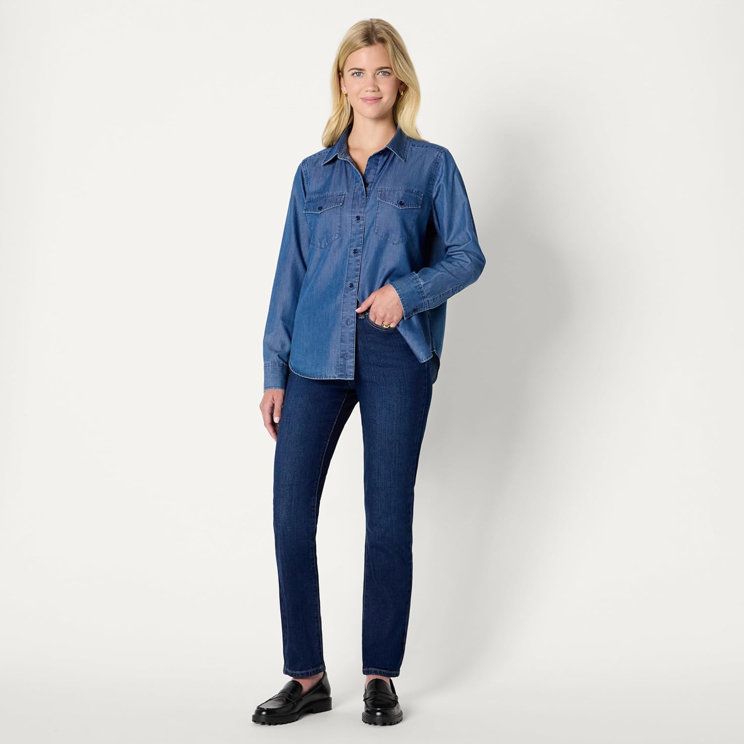 Thumbnail 4 de Amazon Essentials women’s relaxed-fit denim chambray button-down long-sleeve shirt