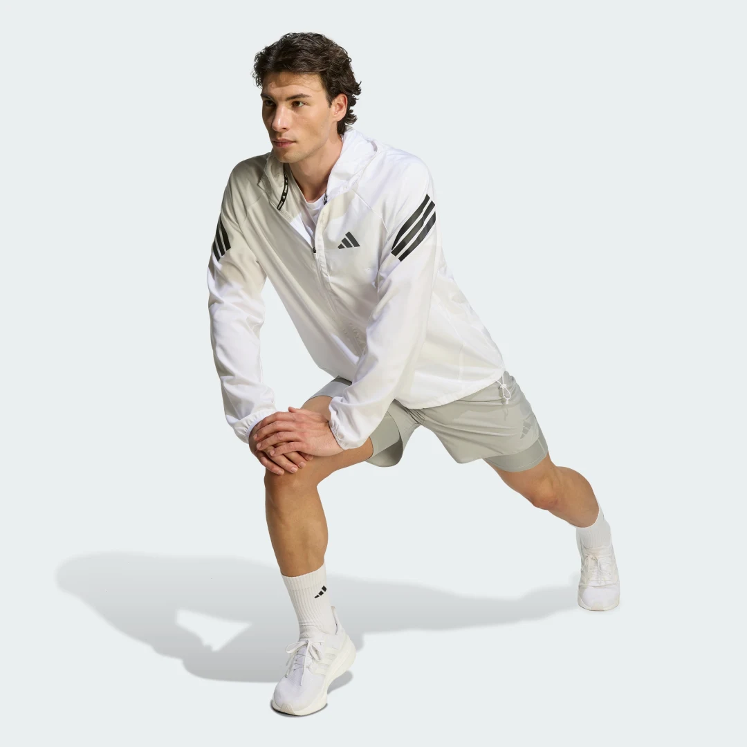 Detalle de Chaqueta adi365 Iconic de Adidas: toques minimalistas para el día a día
