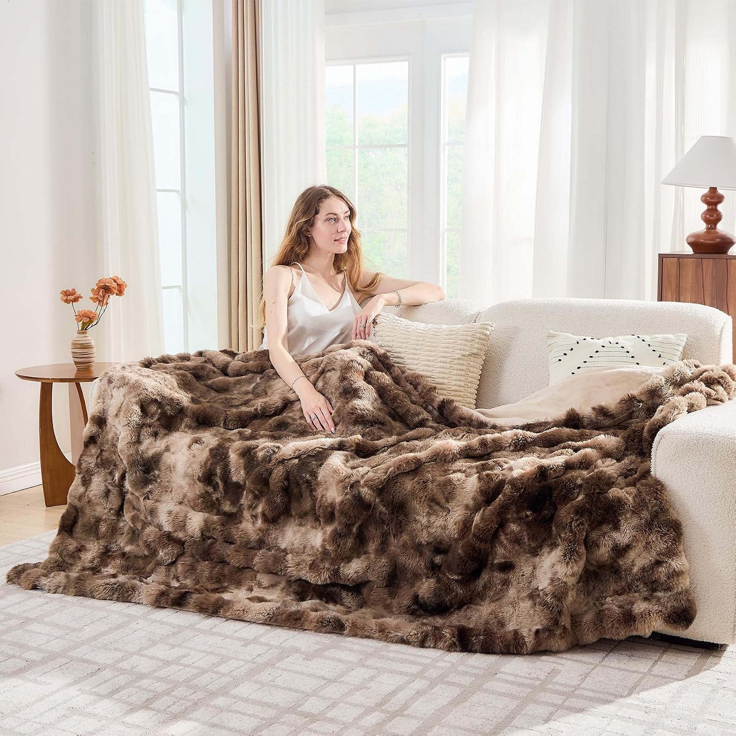 Detalle de Lotus Karen Faux Fur Throw Blanket with Soft Bubble Texture