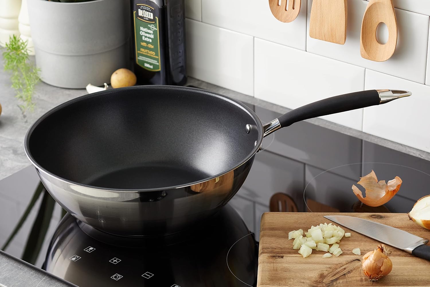 Detalle de Amazon Basics Wok-Pfanne 28 cm – robustes Edelstahlmodell mit Antihaftbeschichtung