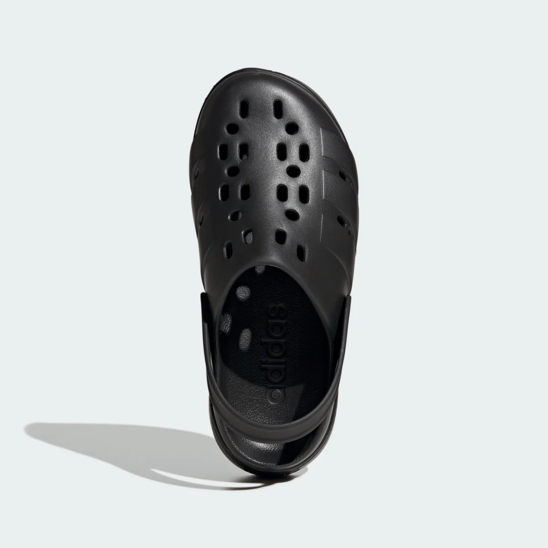 Detalle 2 de Zueco plataforma Adilette de Adidas en negro