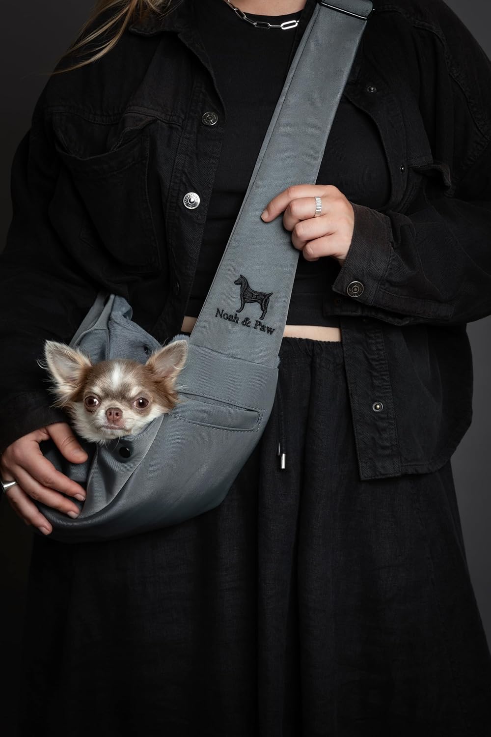 Thumbnail 2 de Noah & Paw dog sling carrier (3–10lb) with adjustable padded strap, lined twill and double safety