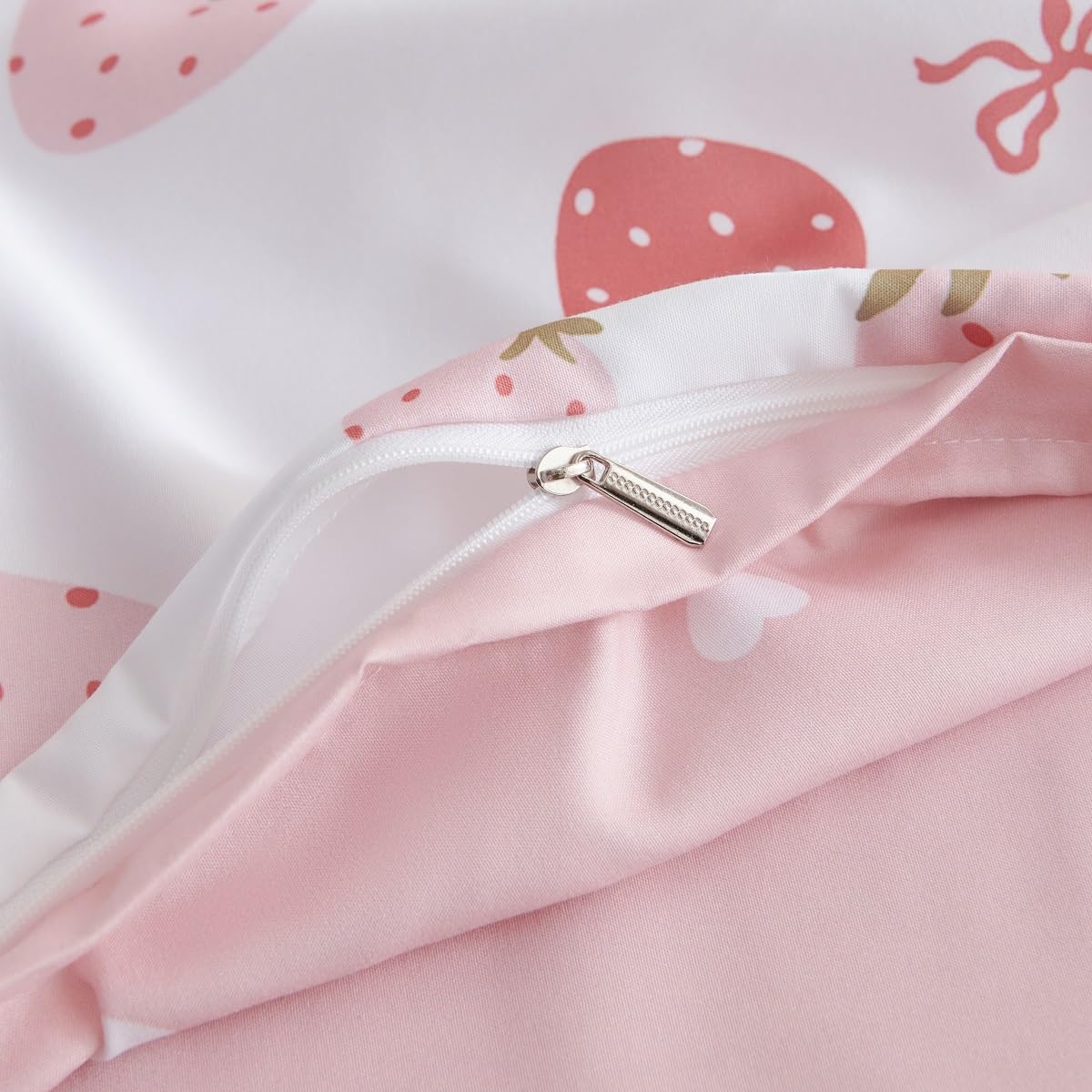 Detalle de Lanqinglv Bettwäsche 135x200 Rosa Weiß Erdbeeren Herzen Schleifen – Mikrofaser, ÖKO-TEX, Wendebettwäsche für Mädchen