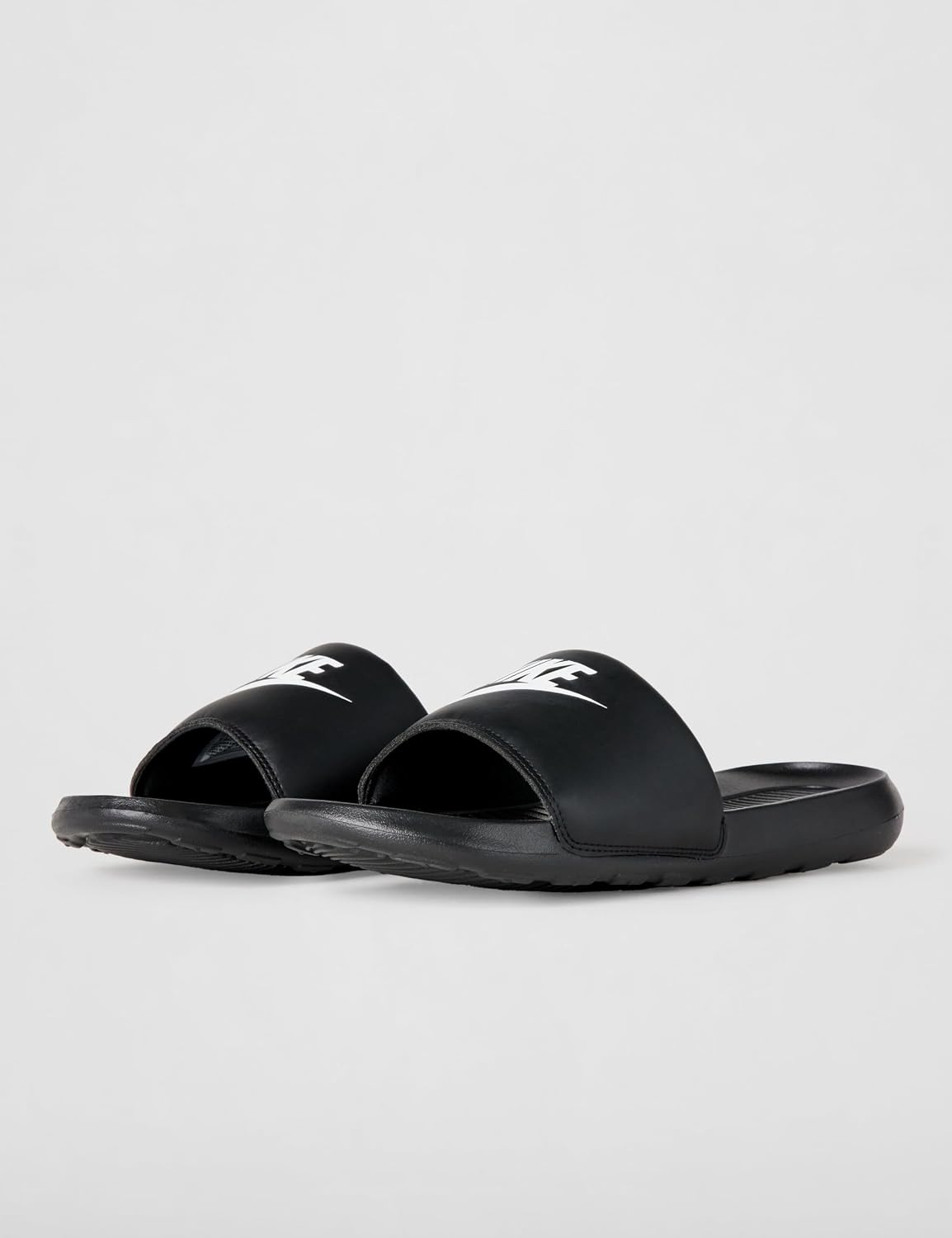 Detalle 2 de NIKE Victori One para hombre: chanclas con suela de caucho y diseño plano (Black White Black, 44 EU)