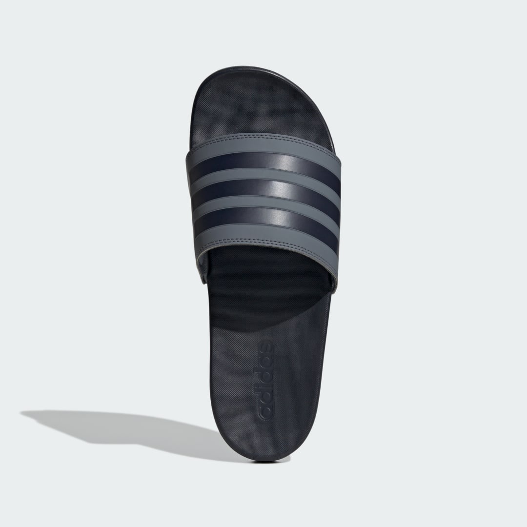Detalle de Adilette Comfort de Adidas: chancla versátil en Negro para el día a día