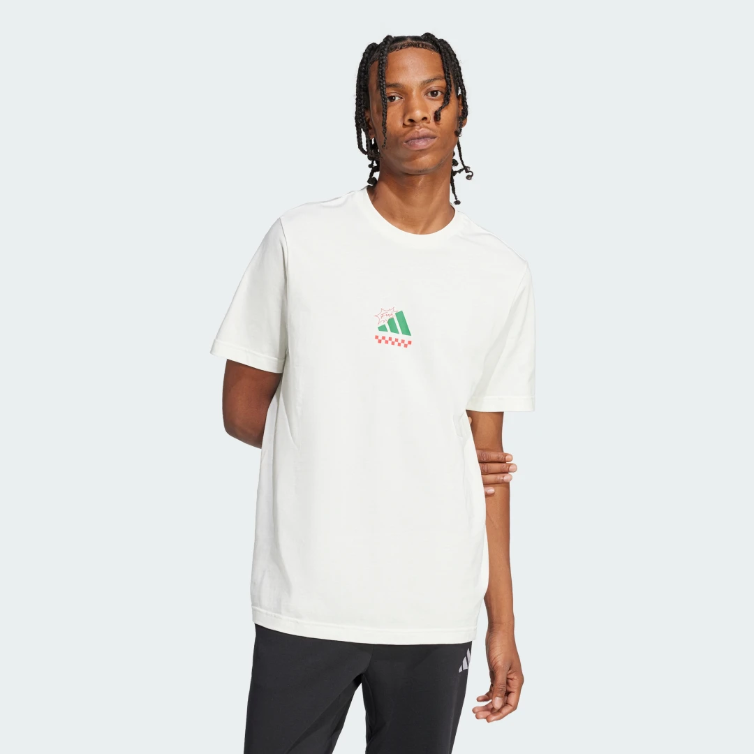 Detalle de Camiseta Lounge Pizza Graphic de Adidas — estilo cómodo y desenfadado en blanco
