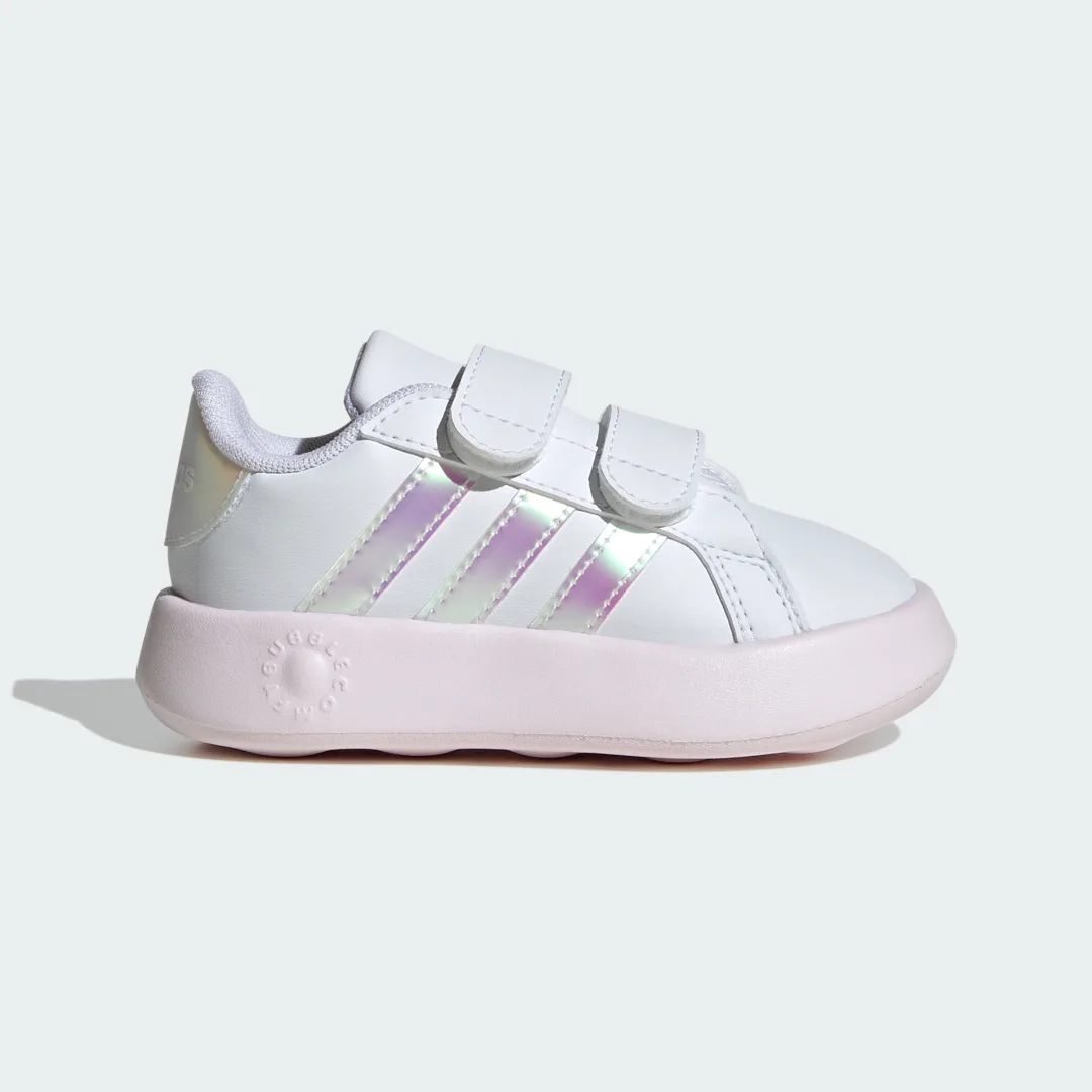 Detalle de Zapatilla Grand Court 2.0 Bebé de Adidas: blancura para los primeros pasos
