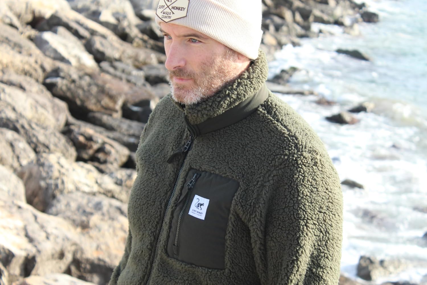 Detalle de Surf Monkey Veste Sherpa en polaire recyclée – zip intégral, poche poitrine et coupe classique