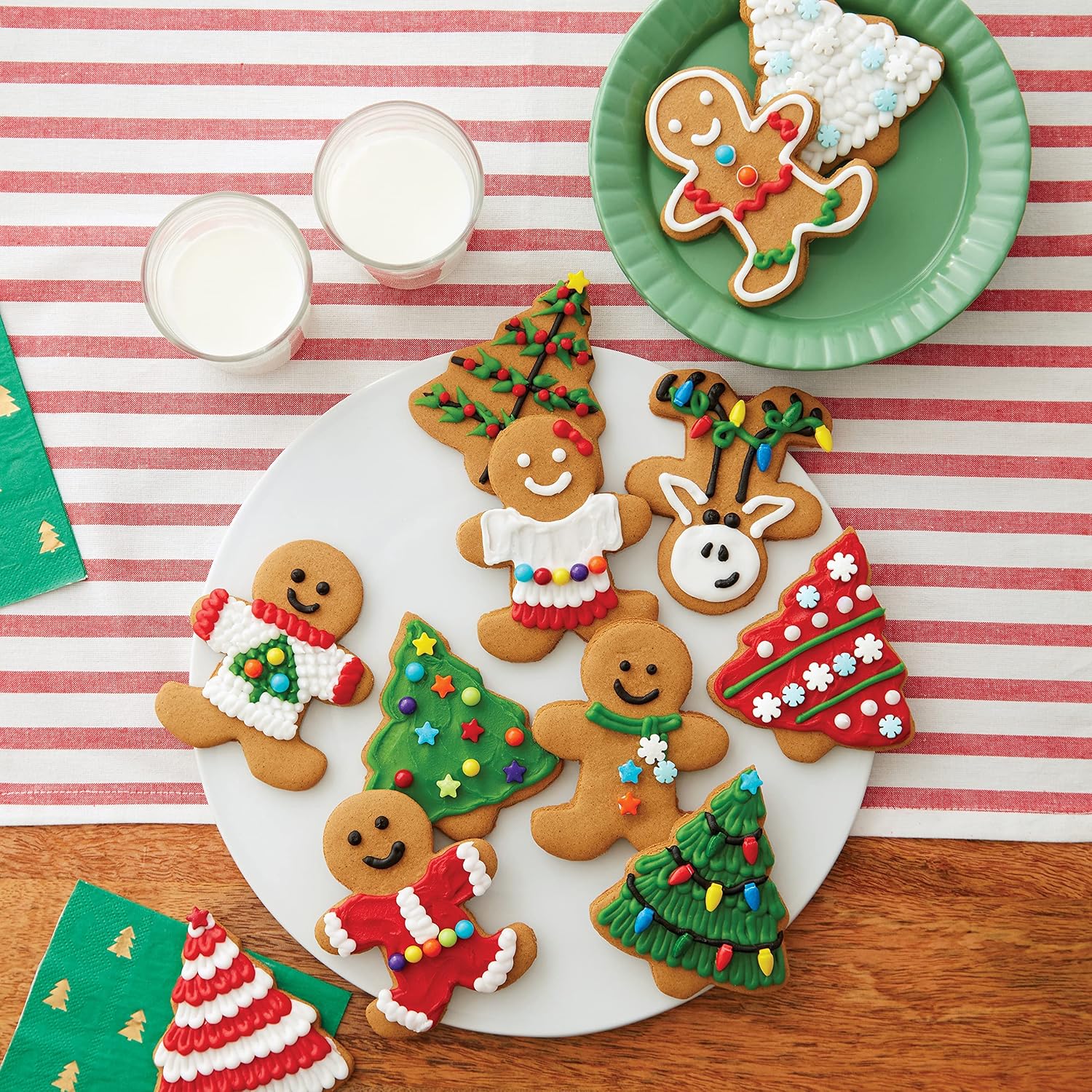 Detalle de 140636 Gingerbread Cookie Decorating Kit with Family Shapes, Icing Tips and Color Crystals