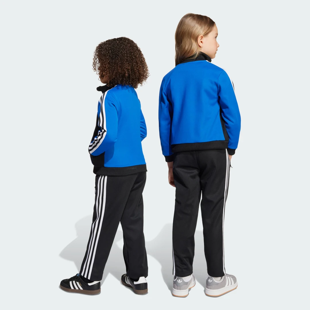 Thumbnail 1 de Chándal AOP infantil de Adidas en negro: cómodo, práctico y pensado para las rutinas de juego