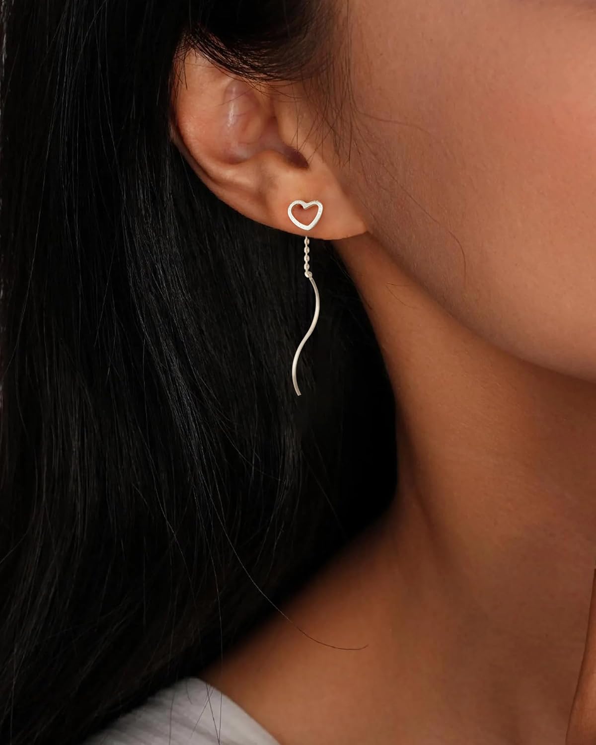 Detalle de HANLI Gold Heart Earrings for Women – Hypoallergenic 14K Gold Plated / Silver Love Heart Long Chain Threader