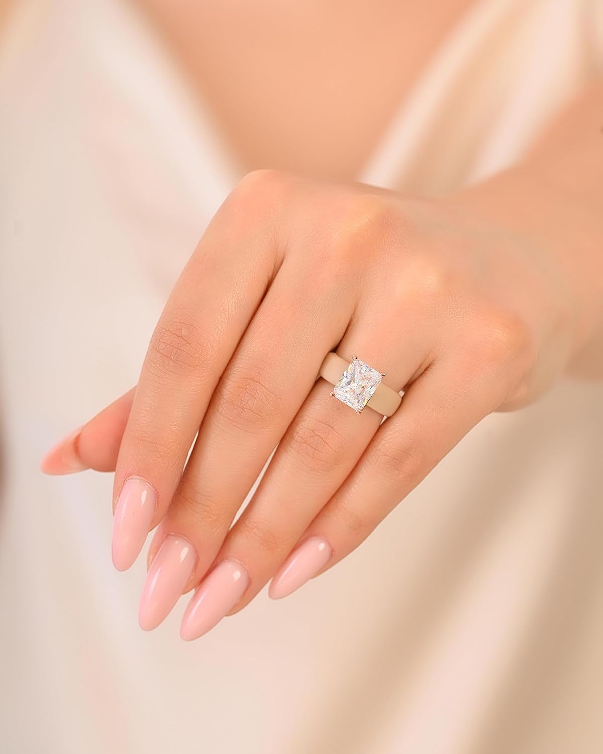 Detalle de Rinfit Silicone Ring with Stone – Emerald Cut CZ Solitaire Engagement Ring for Women