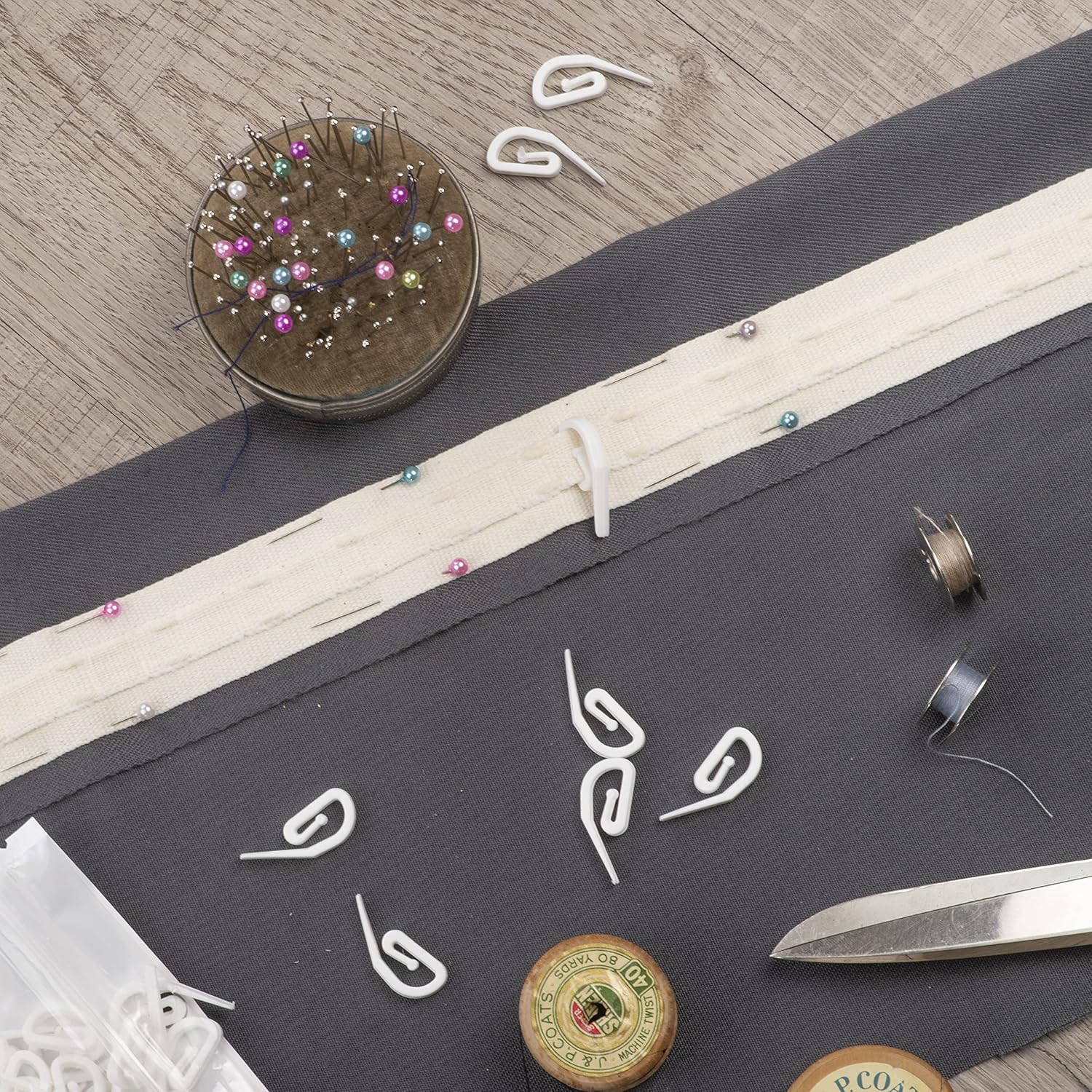 Thumbnail 2 de The Bead Shop White Plastic Curtain Hooks 50 pack