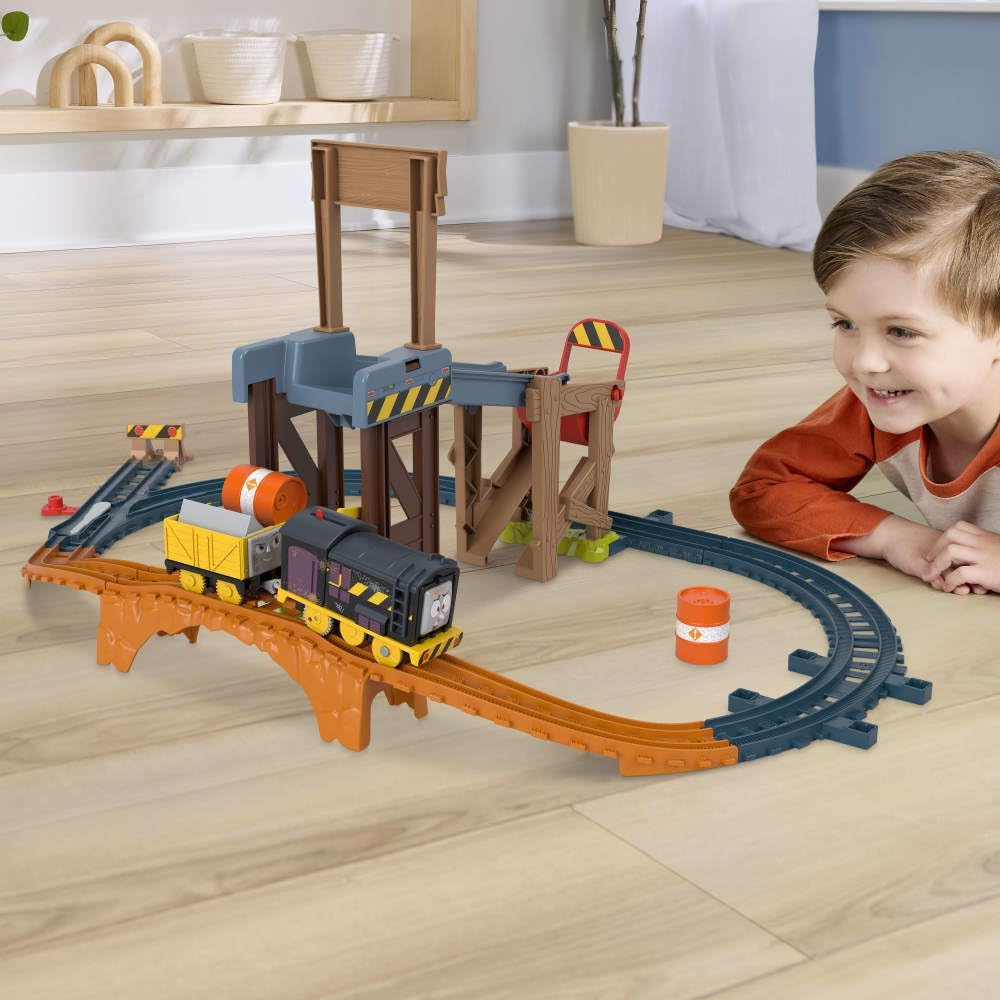 Detalle 2 de Thomas & Friends - Pista Cantiere di Diesel: set di trenino motorizzato con montacarichi e scivolo