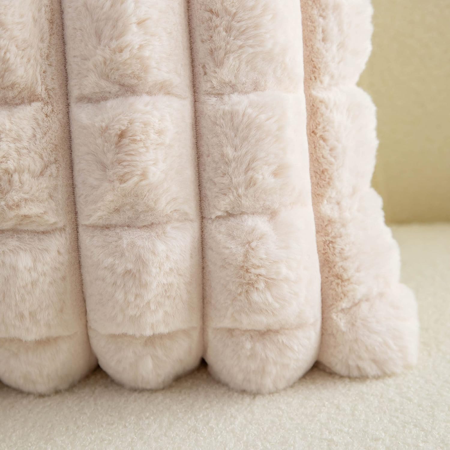 Detalle de Neelvin Beige faux fur cosy throw pillow covers (18x18 inch / 45x45cm) – set of 2