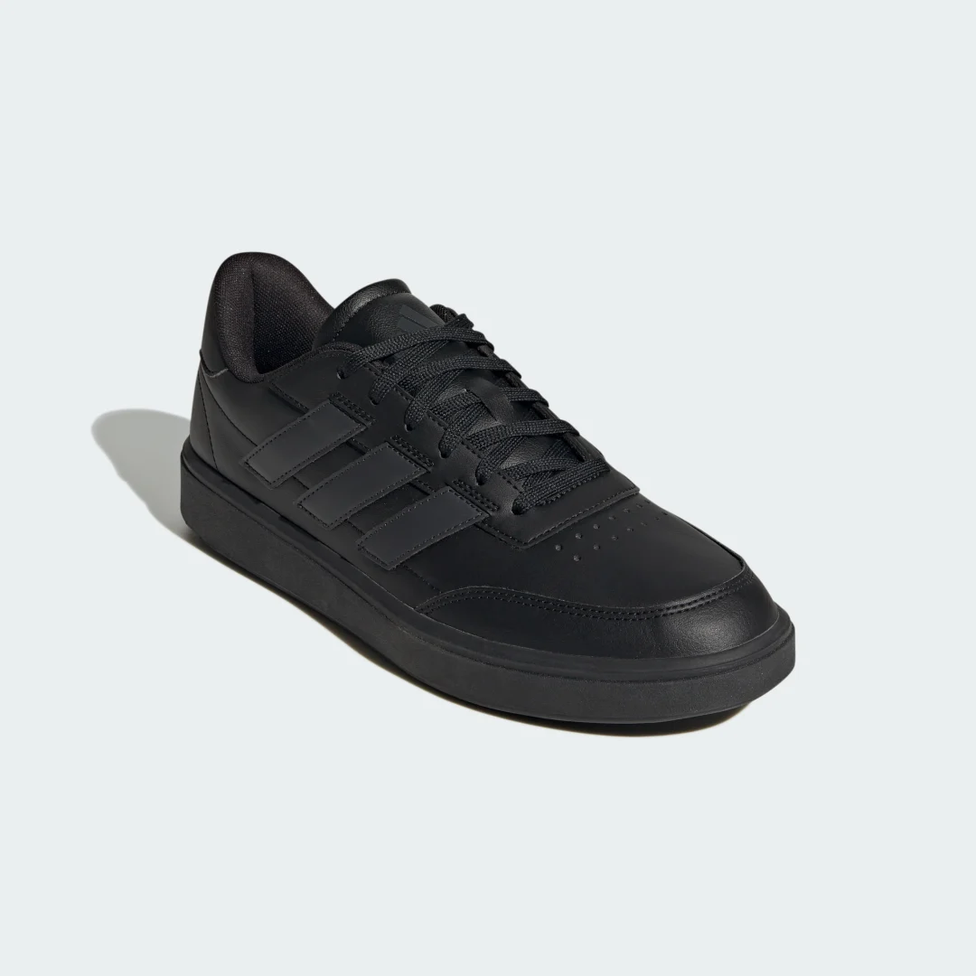 Detalle de Zapatilla Courtblock de Adidas en Negro: estilo urbano y comodidad para el día a día