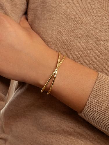 Detalle de SINGULARU - Brazalete Cruzado: Pulsera rígida en acero con baño de oro 18kt, doble hilo cruzado
