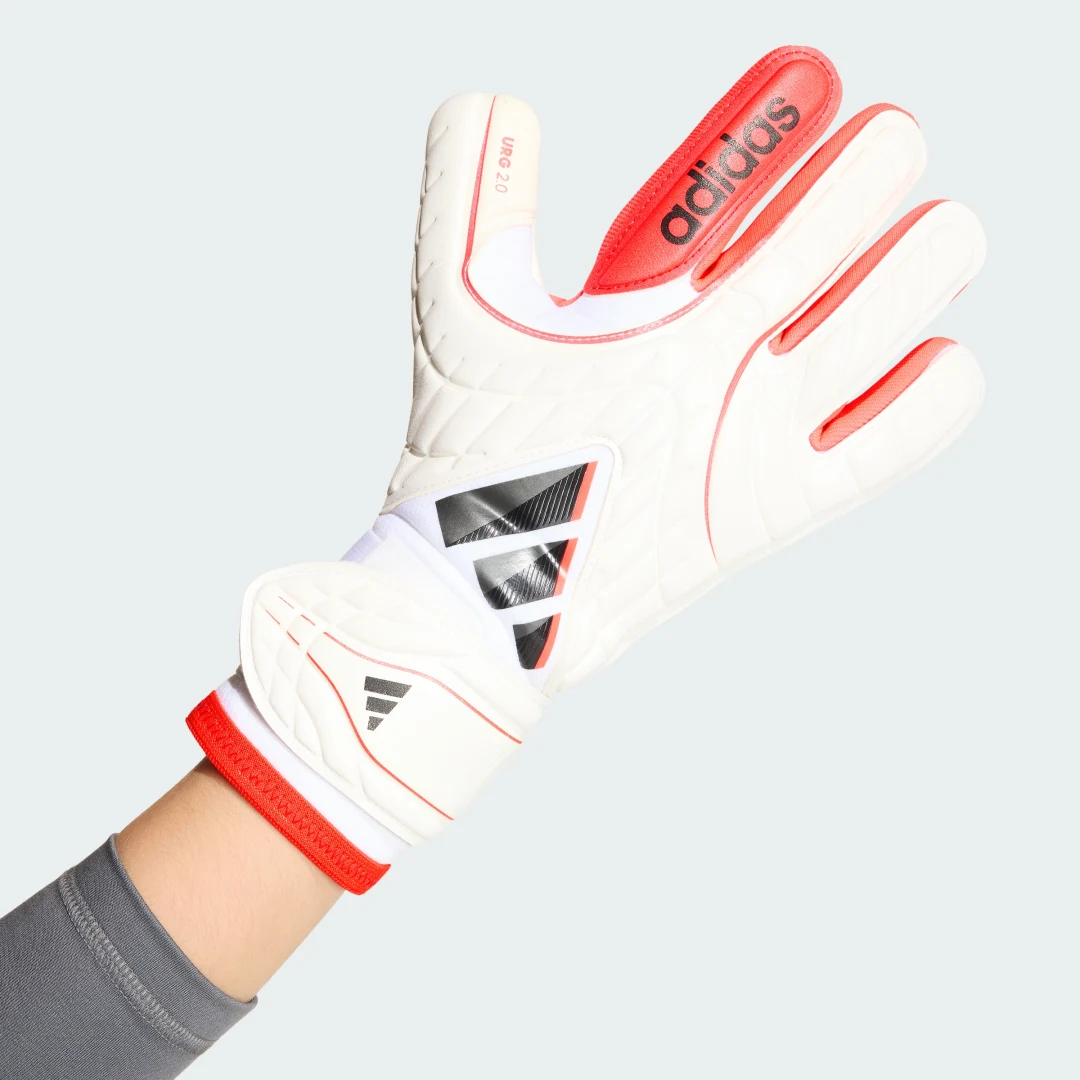Detalle de Guantes de Portero Copa Pro de Adidas: enfoque profesional para paradas clave