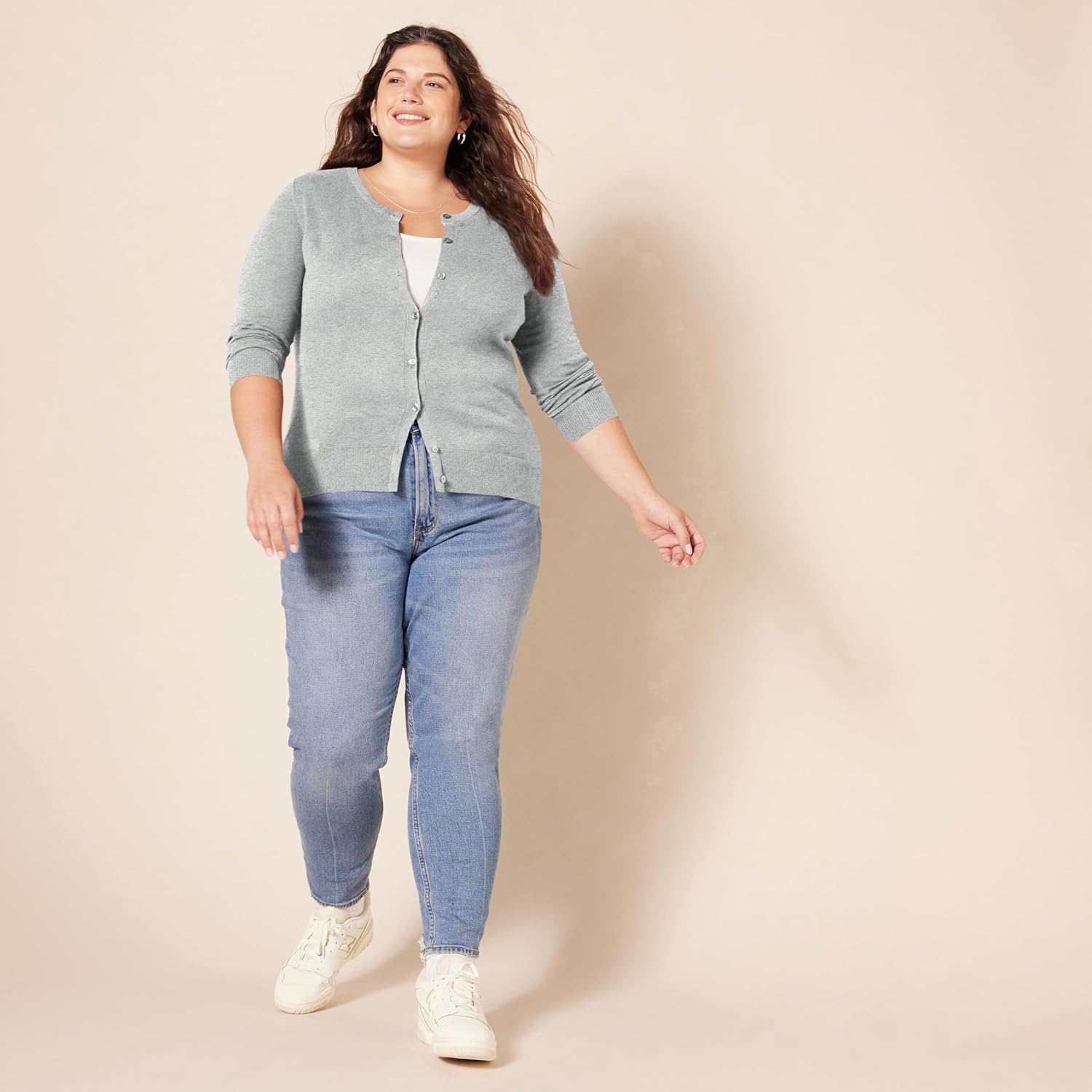 Thumbnail 6 de Amazon Essentials Women’s Lightweight Crewneck Cardigan Jumper (Plus Size)