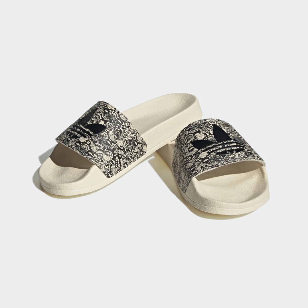 Detalle 2 de Adilette Lite Slides de Adidas — comodidad sencilla en blanco
