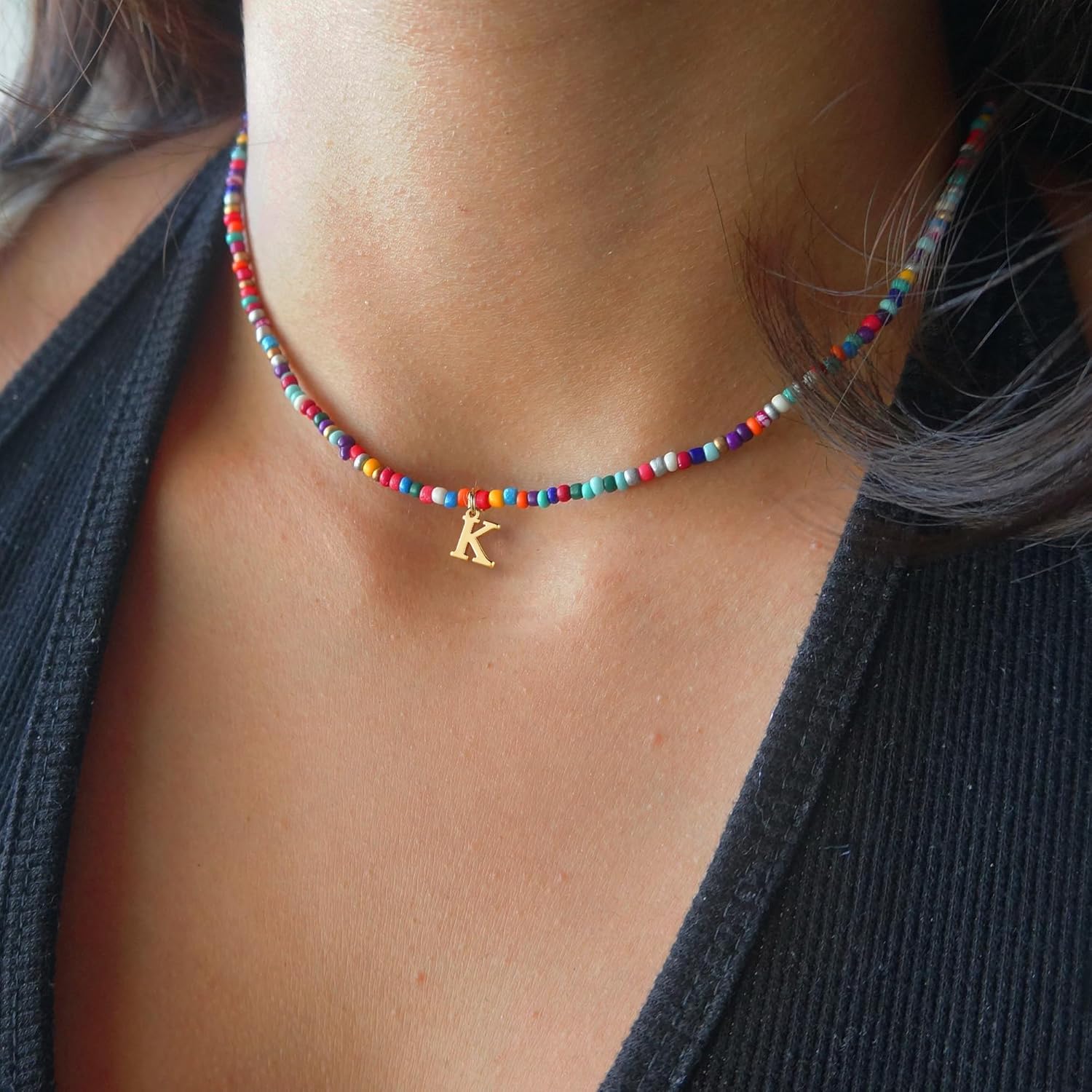Detalle de TINGN bunte Boho-Perlenkette mit Buchstaben-Anhänger für Kinder, Teenager & Damen