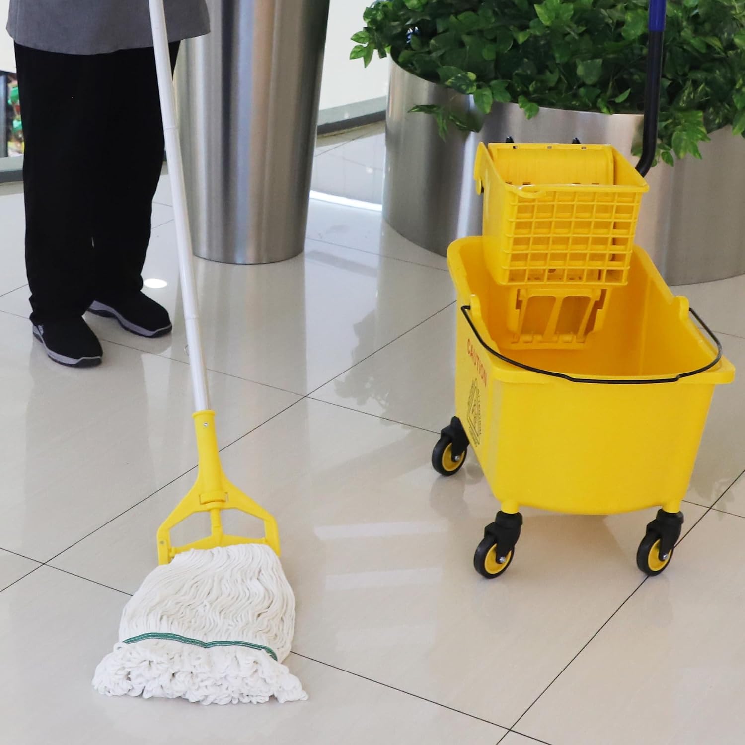 Detalle de Midoneat 35-Quart Commercial Mop Bucket with Side Press Wringer on Wheels