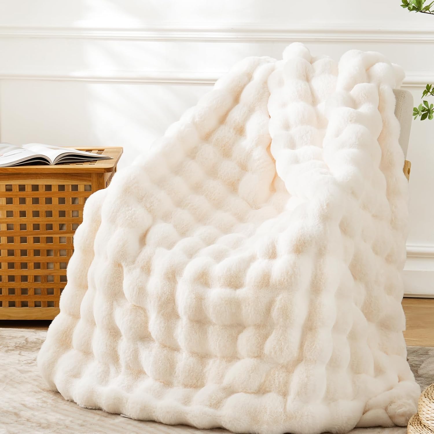 Detalle de BENVWE Faux Fur Throw Blanket 51" x 63" 🛋