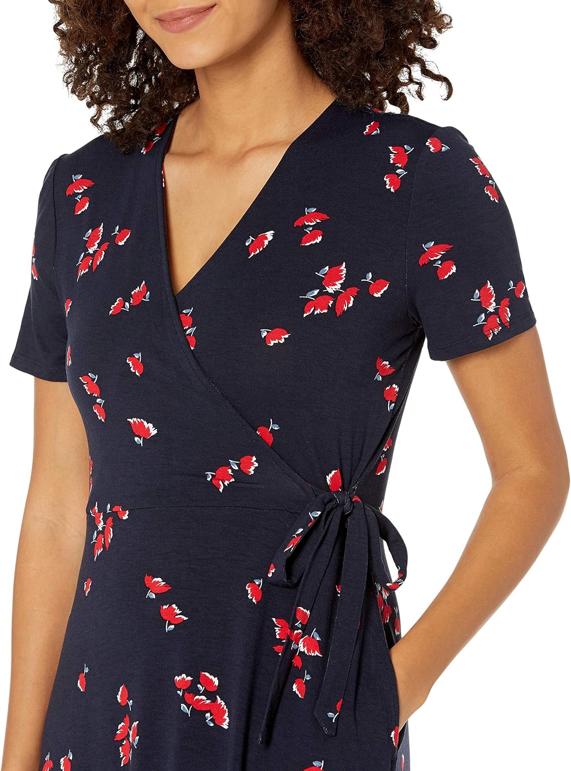 Detalle 2 de Amazon Essentials Women's Short Sleeve Faux-Wrap V Neck Dress