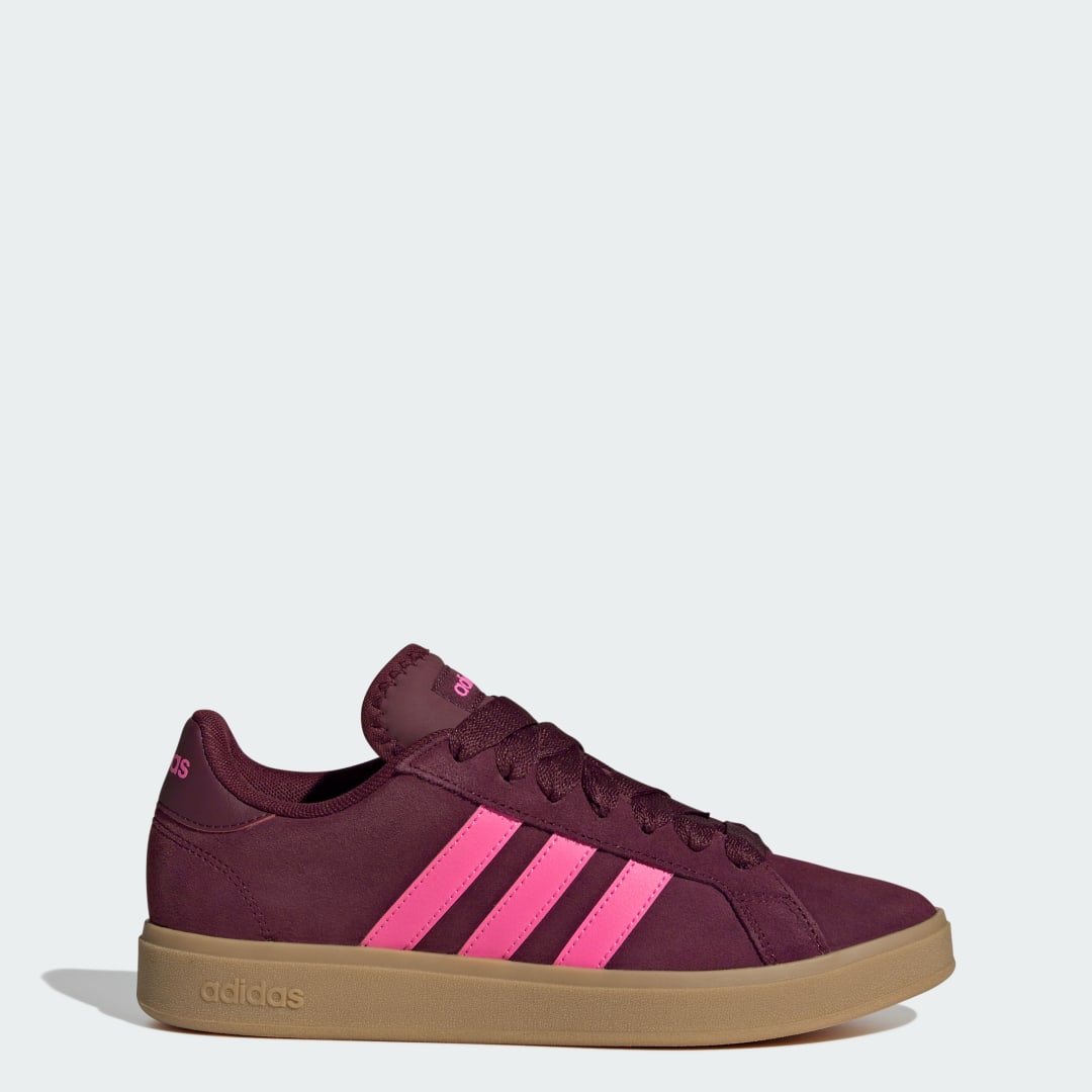 Detalle de Zapatilla Grand Court Base 00s de Adidas: estilo clásico en burgundy para el día a día