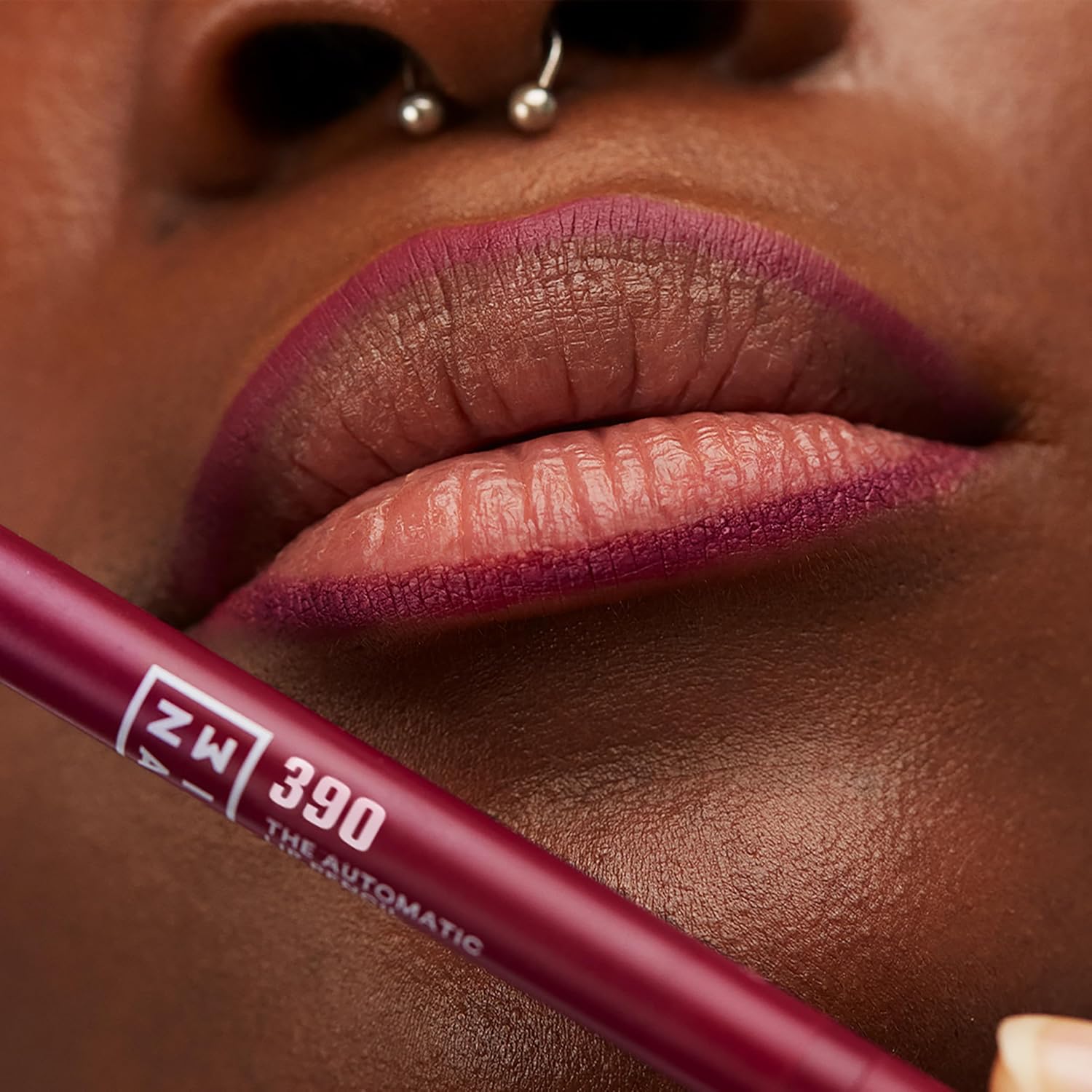 Detalle 2 de 3INA MAKEUP The Automatic Lip Pencil 390 – Matita Labbra Viola scuro, retrattile, waterproof