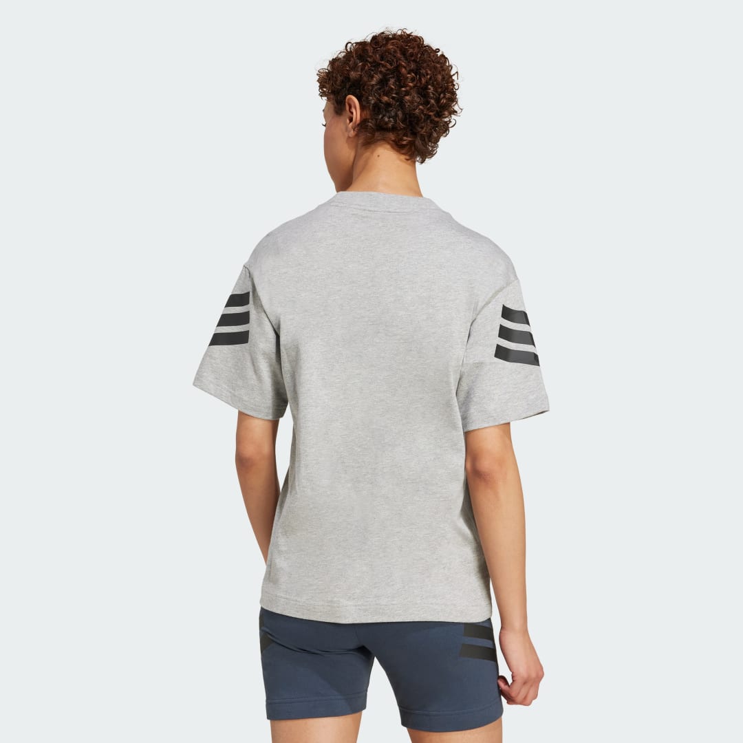 Detalle 2 de Camiseta Future Icons 3 bandas de Adidas – Gris