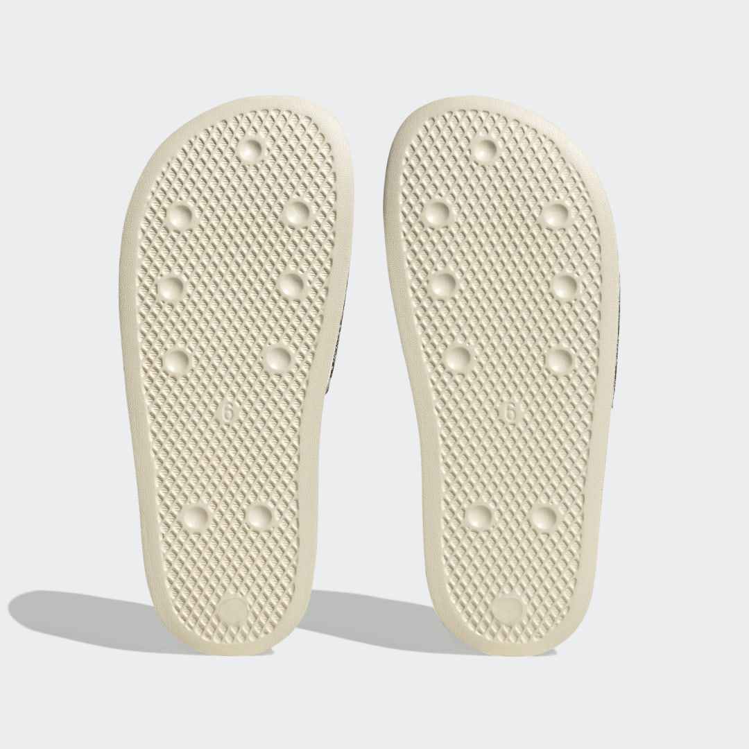 Detalle de Adilette Lite Slides de Adidas — comodidad sencilla en blanco