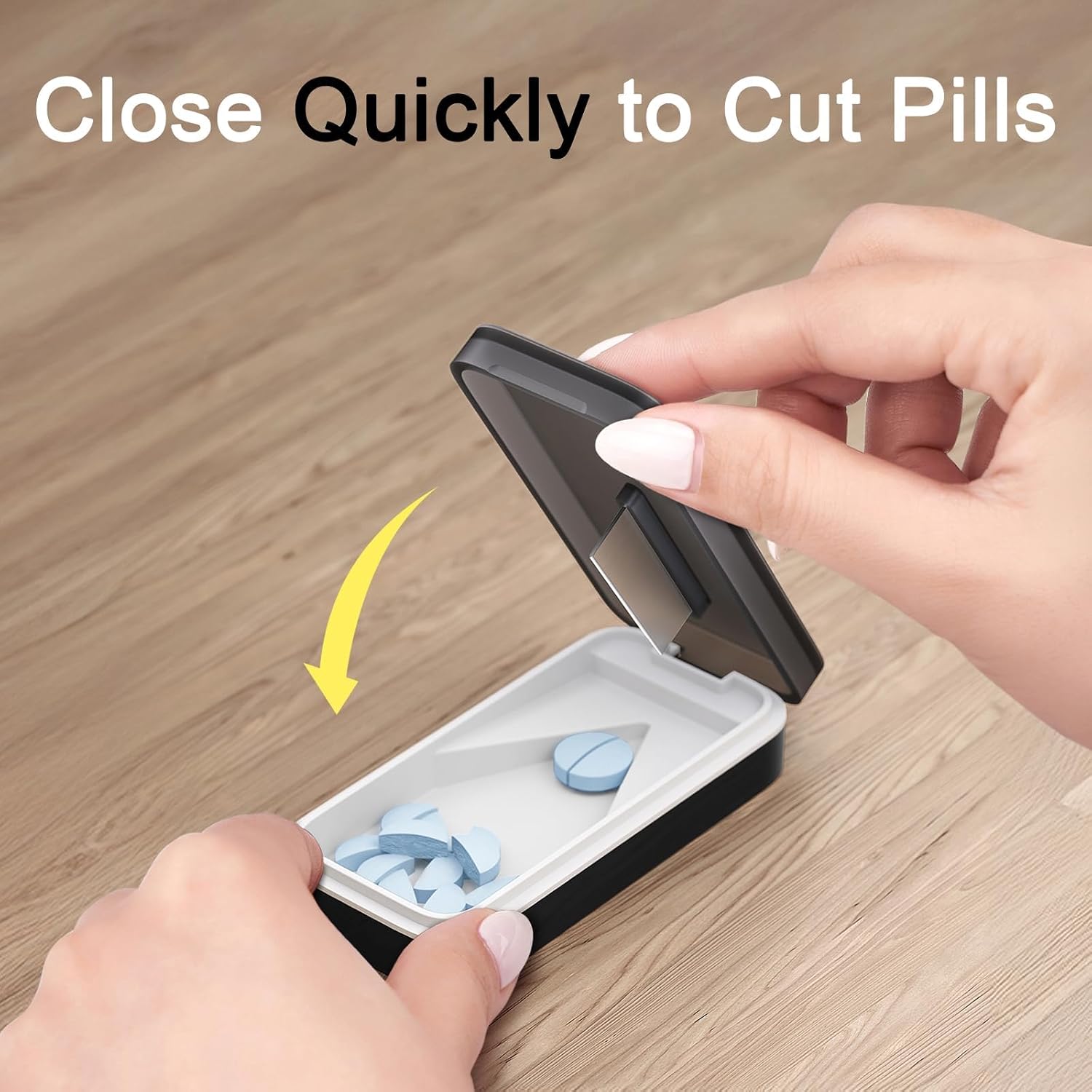 Detalle de BUG HULL Z-011 Pill Cutter with V-Shaped Silicone Pad and Stainless Steel Blade