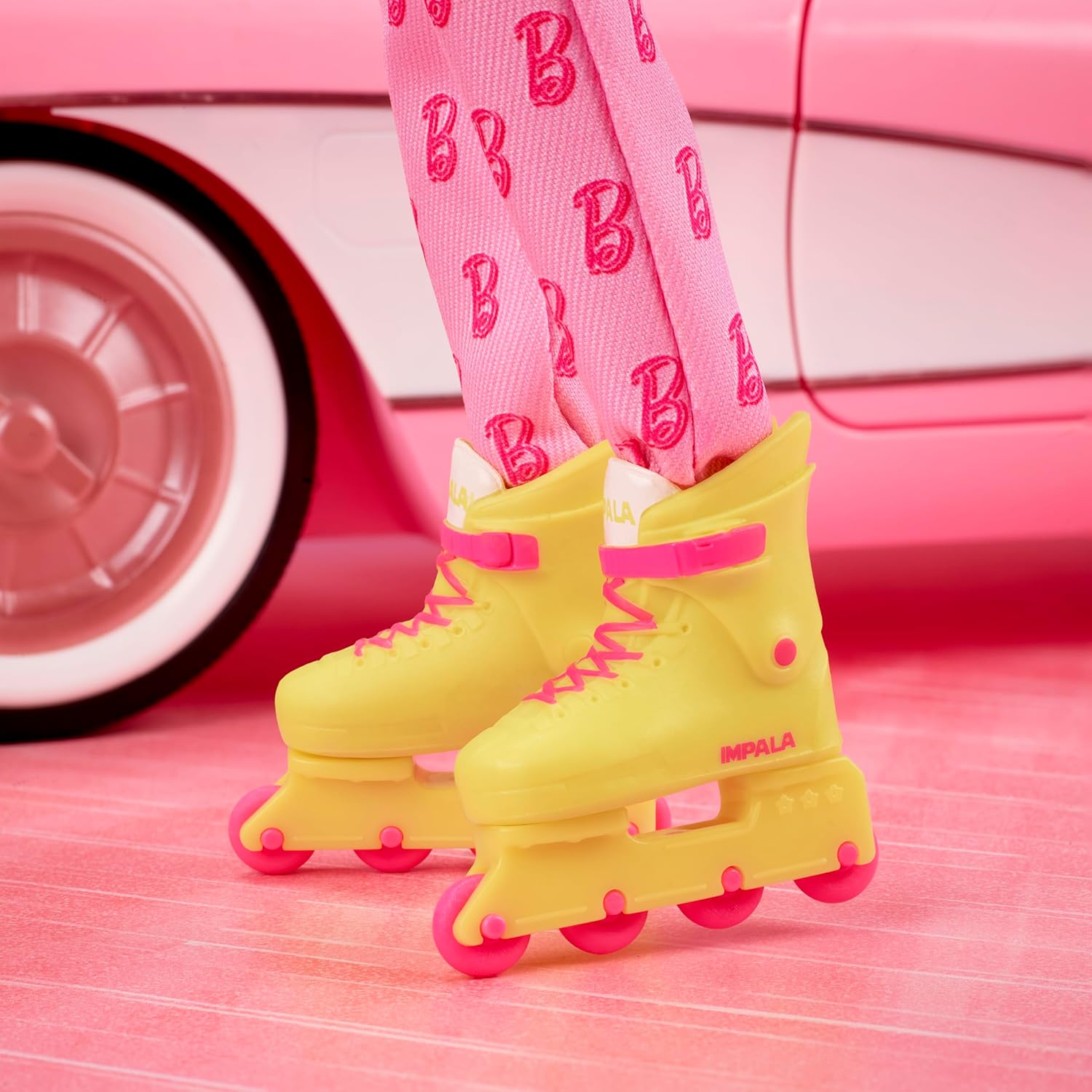 Detalle de Barbie Ken-Sammelpuppe zum Barbie-Spielfilm – Ryan Gosling als Ken (rosafarbener Overall)