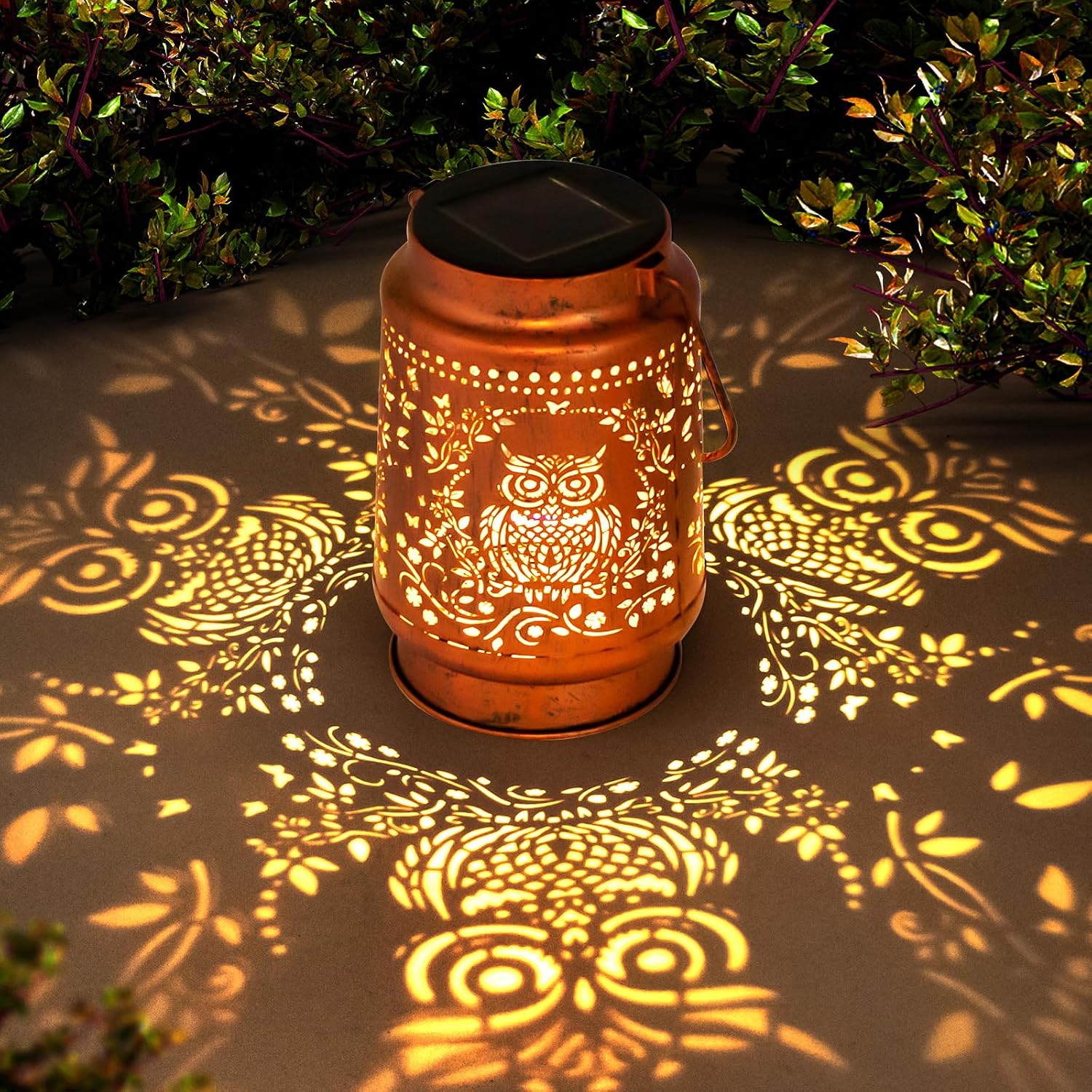 Detalle de Owl Gifts for Women solar owl garden lantern (outdoor LED) with antique bronze look and automatic light sensor