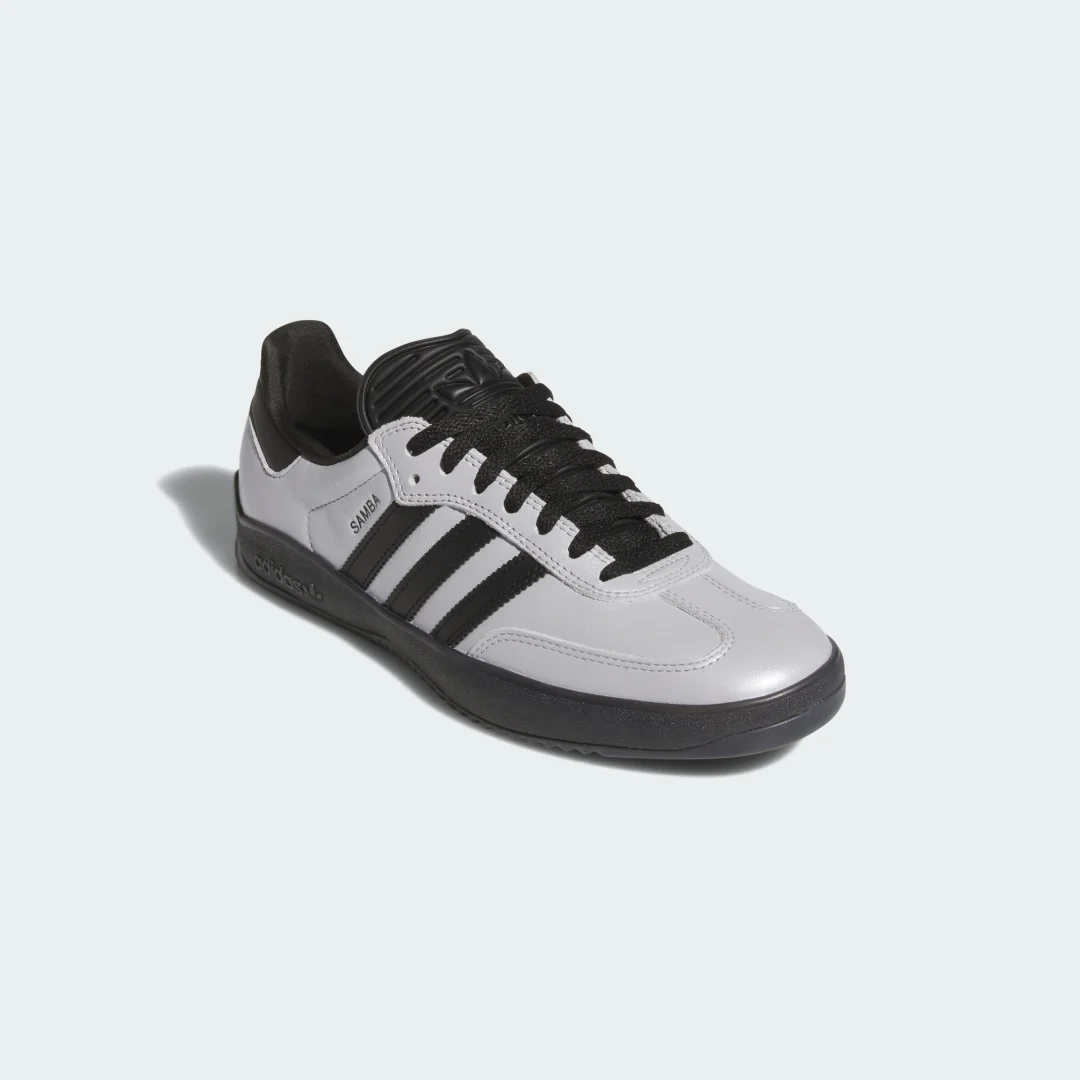 Detalle de Zapatilla Puig Samba de Adidas: estilo plateado para el día a día