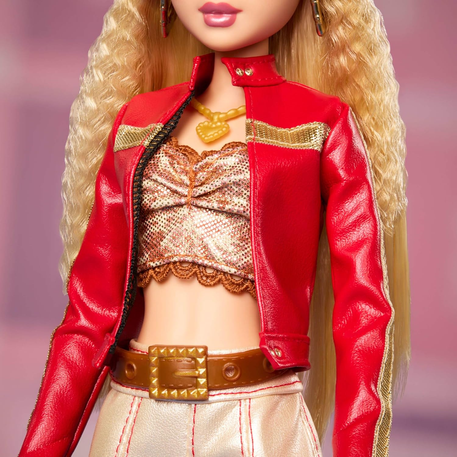 Thumbnail 3 de Barbie Signature My Scene – bambola da collezione anni 2000 con abito rosso, giacca in finta pelle e accessori
