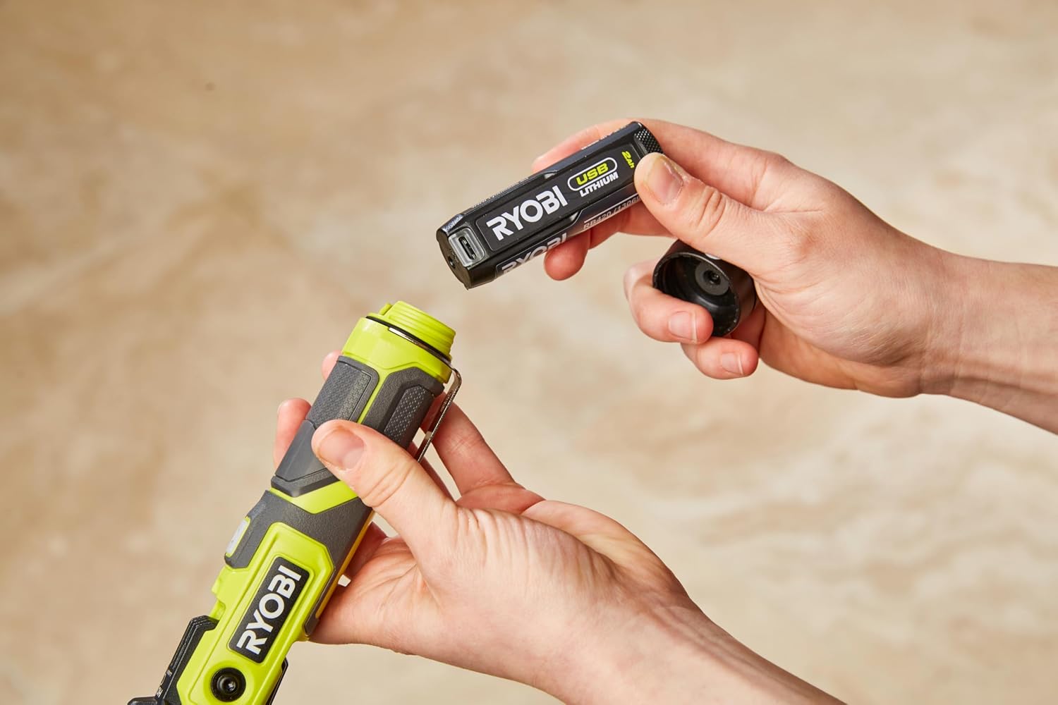 Detalle de RYOBI RLP4-0 Torcia Orientabile LED 4V USB – 640 Lumen, base magnetica e luce multifunzione