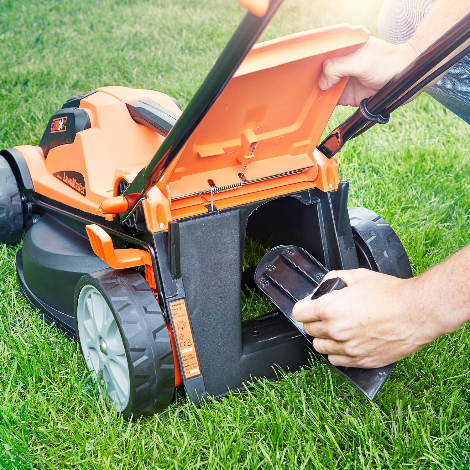 Detalle de LawnMaster MX 24V 34cm Cordless Lawnmower with 4.0Ah Battery, Fast Charger and Rear Roller