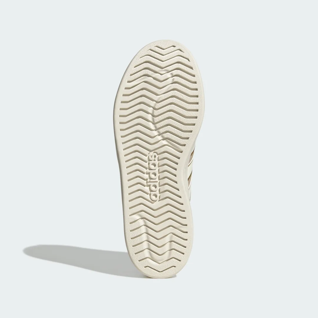 Detalle de Streettalk Beige de Adidas: estilo urbano y comodidad para el día a día