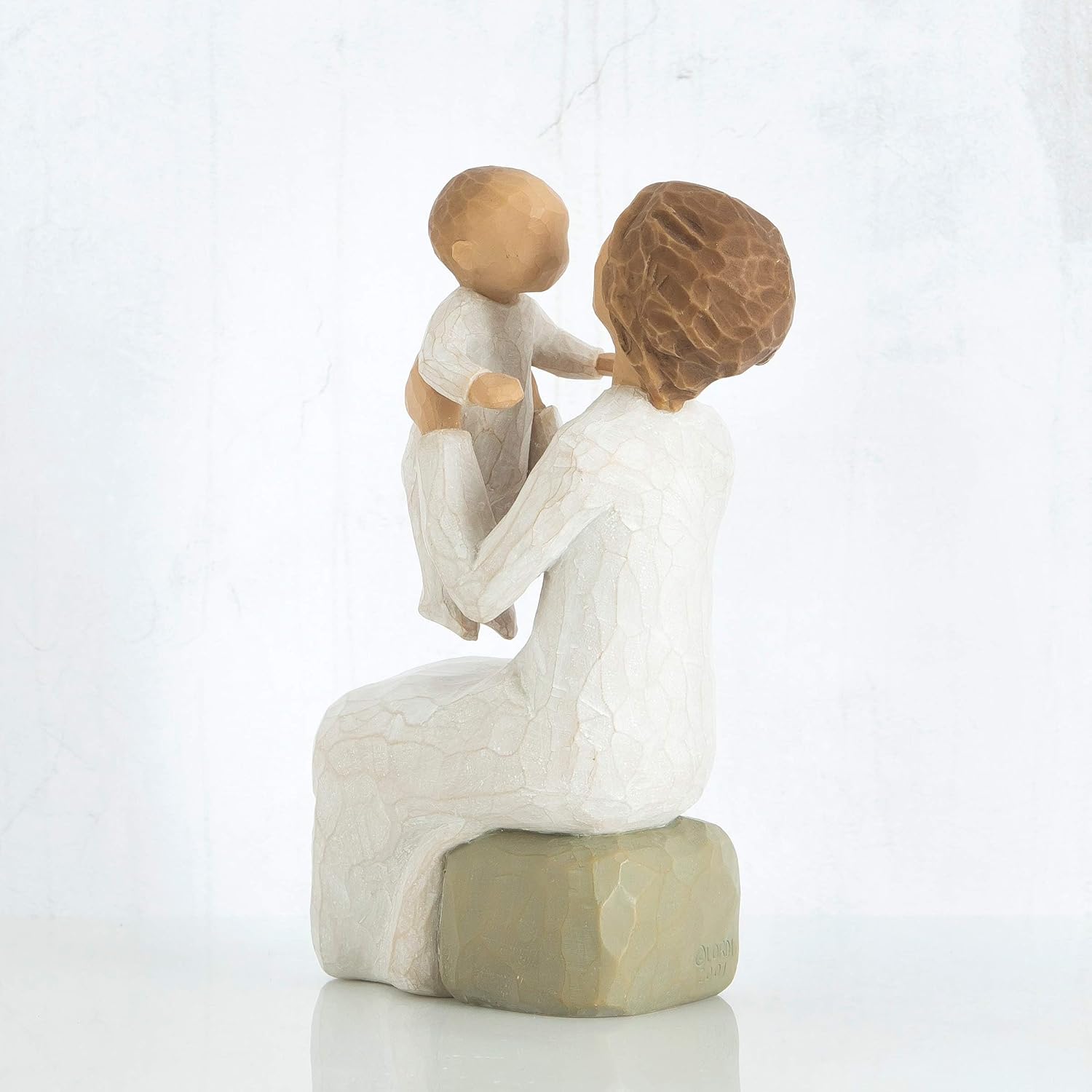 Detalle de Enesco 26072 Grand-Mère — Figurine artisanale Willow Tree, pièce décorative en résine peinte à la main