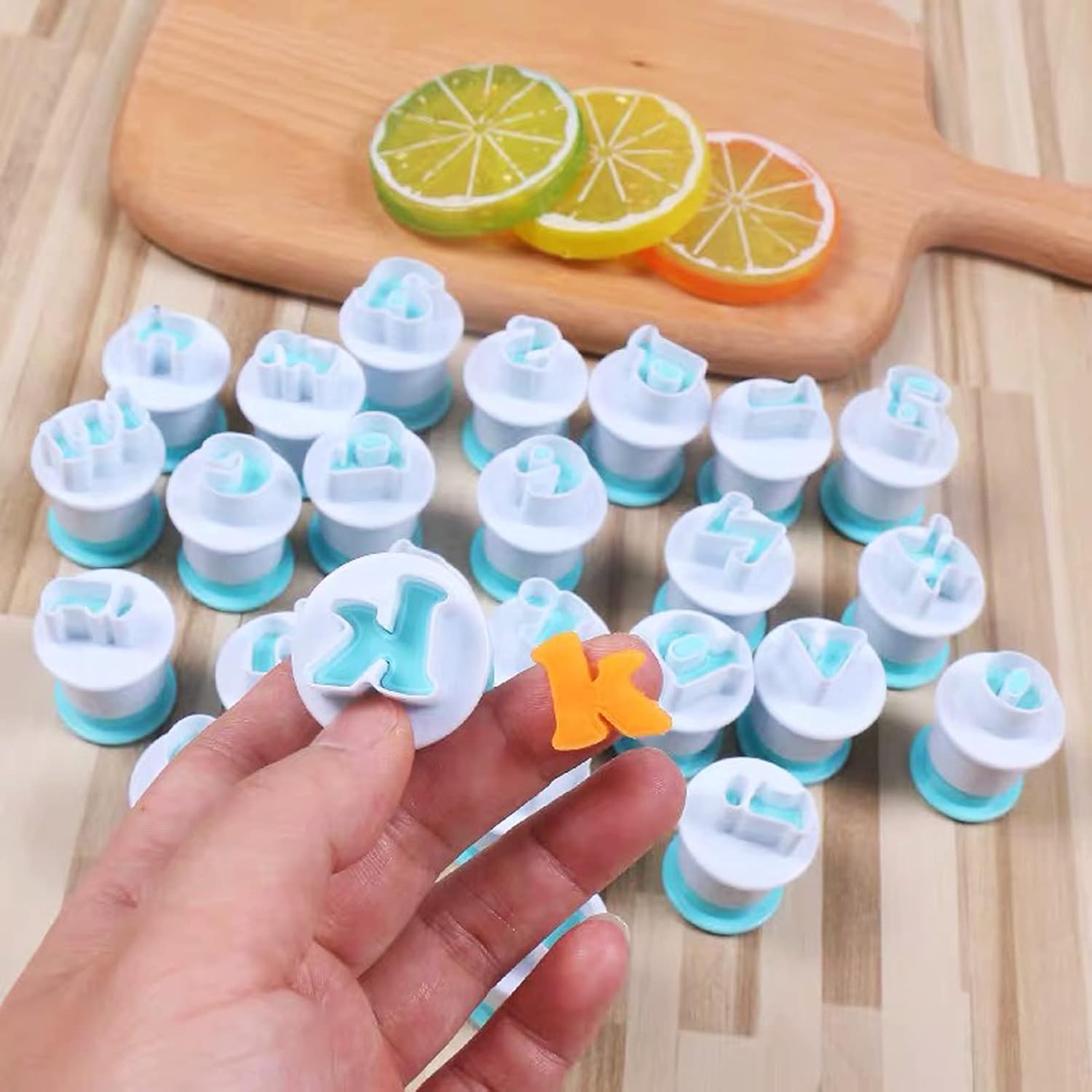 Detalle 2 de 26 Pieces Alphabet Cookie Cutter and Letter Stamps Set for Fondant, Cake Decorating and Biscuit Making