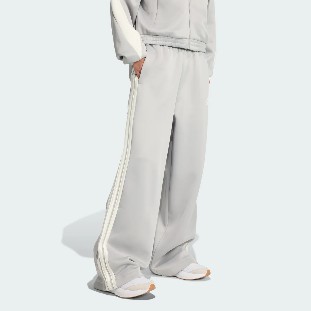 Detalle de Pantalón Stadium 3 bandas de Adidas: estilo y comodidad en gris
